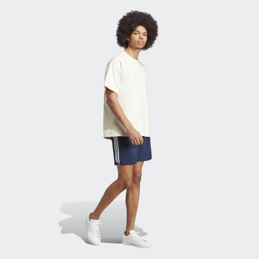 “Adidas Classics Sprinter Shorts – Night Indigo / White. Dunkelblaue Retro-Shorts aus leichtem Material, mit weißen 3-Streifen und gesticktem Logo.“
