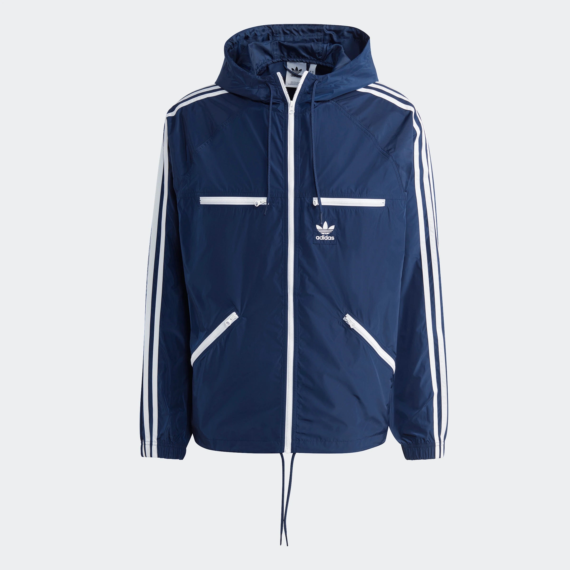 Adidas Classics Windbreaker – Night Indigo / White. Dunkelblauer Windbreaker aus recyceltem Polyester, mit weißem 3-Streifen-Design, Stehkragen und Kängurutasche.
