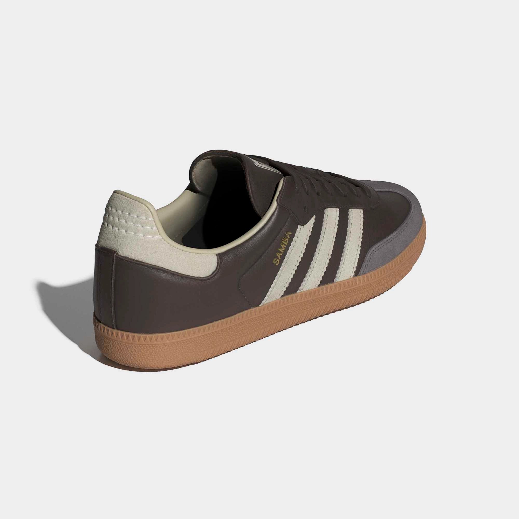 “Rückansicht des adidas Originals Samba OG in Braunem Leder mit Putty Grey Wildleder-Kappe und goldenem Branding bei Stickabush Berlin.“