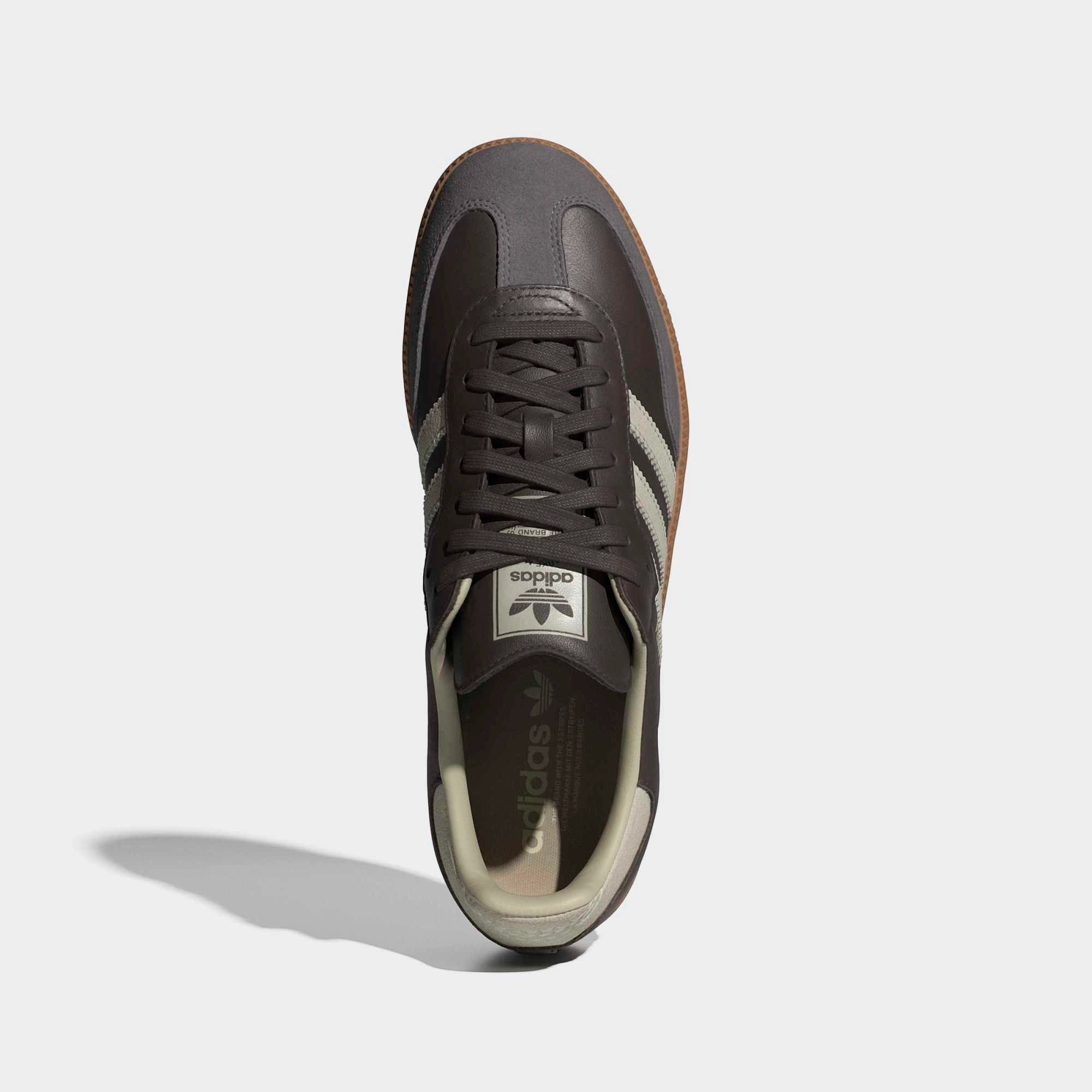 “Vogelansicht des adidas Originals Samba OG in Braunem Leder mit Putty Grey Wildleder-Kappe und goldenem Branding bei Stickabush Berlin.“
