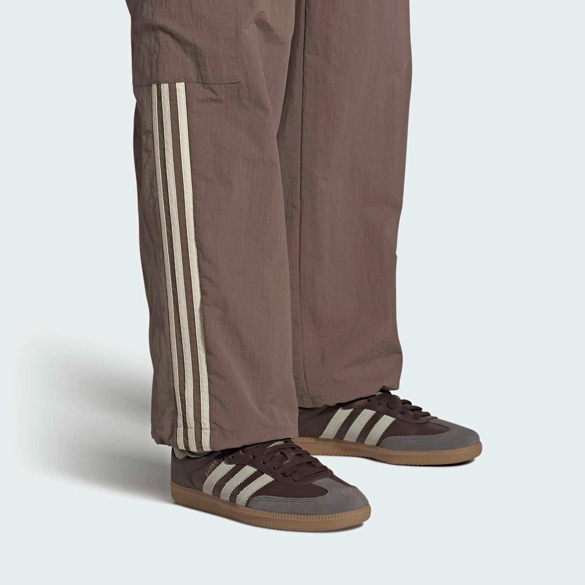 “Frontansicht Outfit Model des adidas Originals Samba OG in Braunem Leder mit Putty Grey Wildleder-Kappe und goldenem Branding bei Stickabush Berlin.“