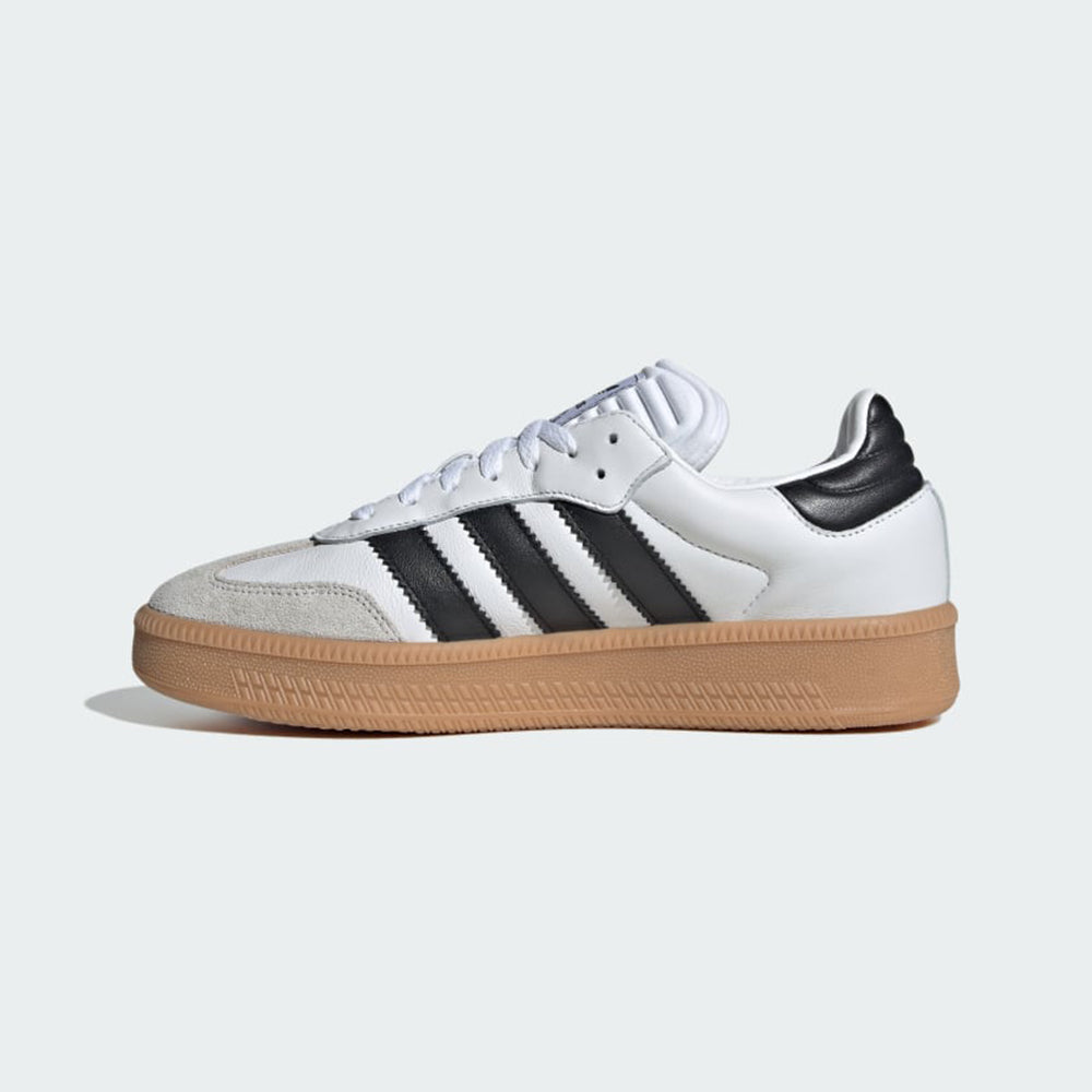 "Adidas Samba XLG White/Black IE1377: Retro Sneaker mit Leder, Wildleder-Details, 3-Streifen-Design und breiteren Sohle.“
