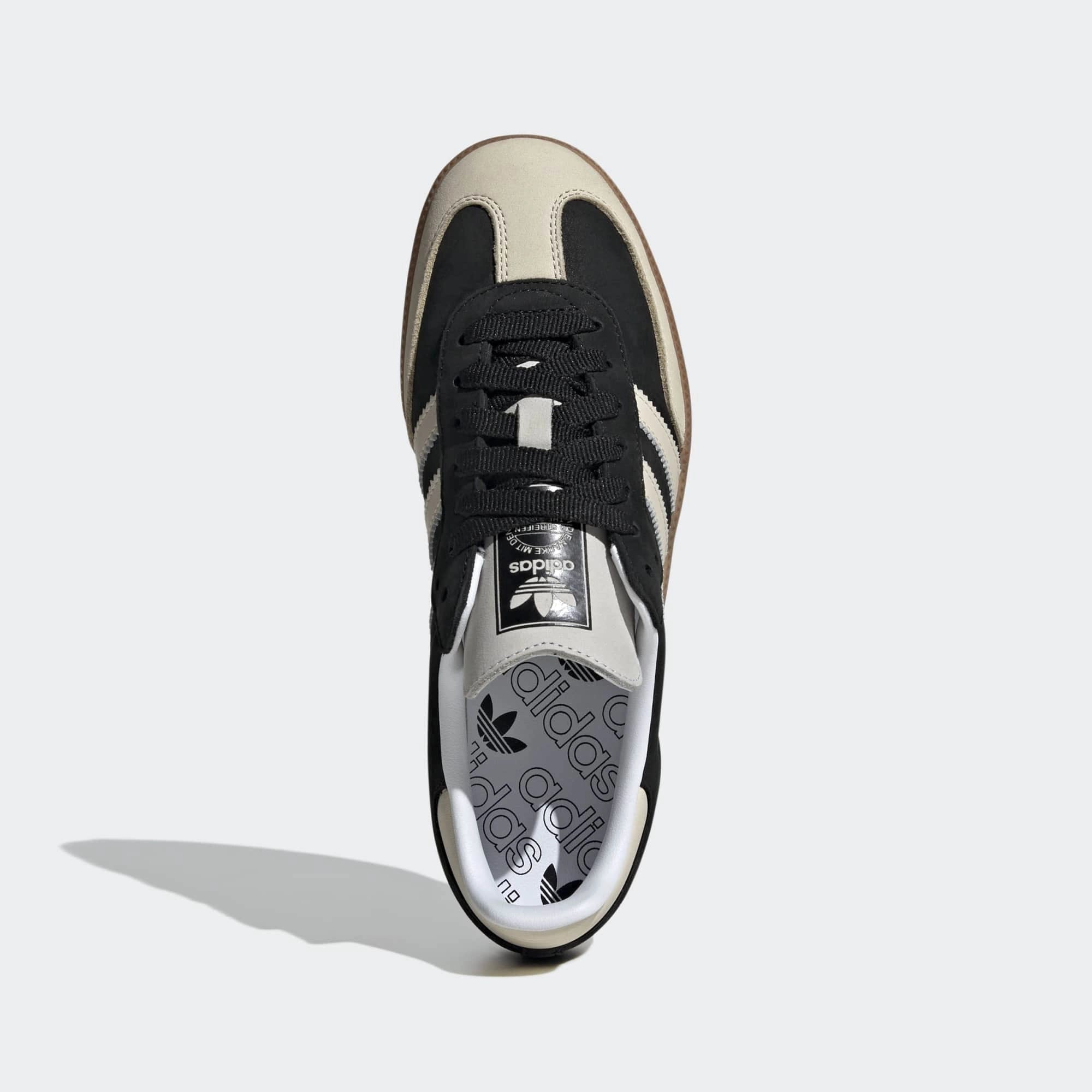 Adidas Samba OG Sneaker in Schwarz. Gefertigt aus Leder und Wildleder, mit beigefarbenem 3-Streifen und silberfarbenem Samba-Schriftzug.