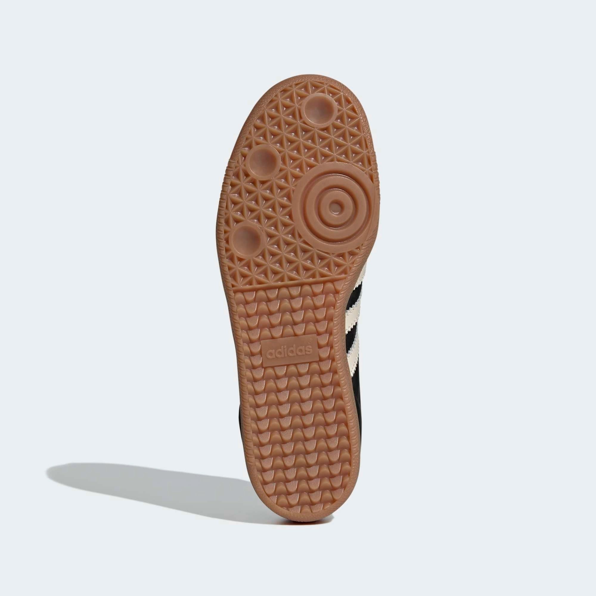 Adidas Samba OG Sneaker in Schwarz. Gefertigt aus Leder und Wildleder, mit beigefarbenem 3-Streifen und silberfarbenem Samba-Schriftzug.