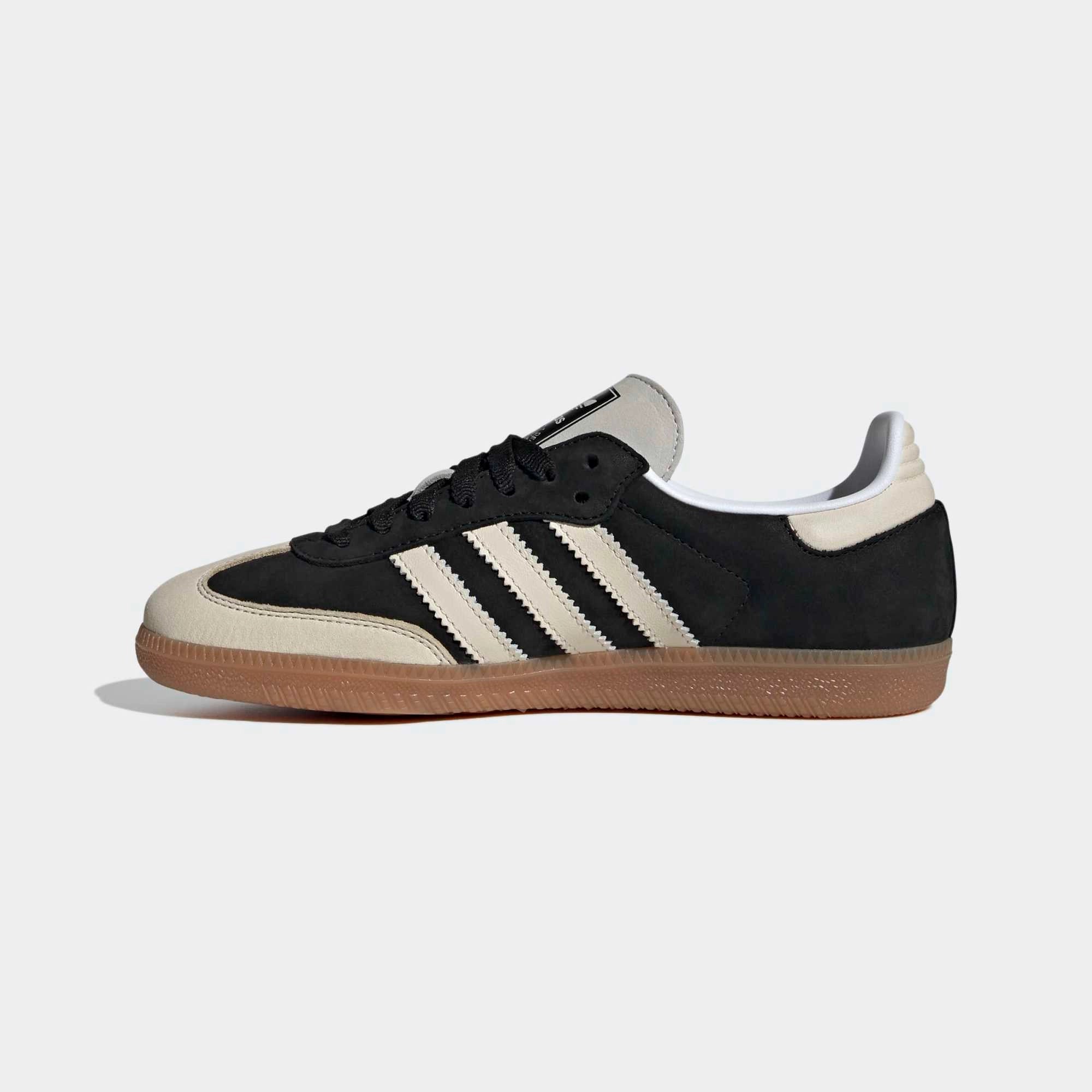 Adidas Samba OG Sneaker in Schwarz. Gefertigt aus Leder und Wildleder, mit beigefarbenem 3-Streifen und silberfarbenem Samba-Schriftzug.