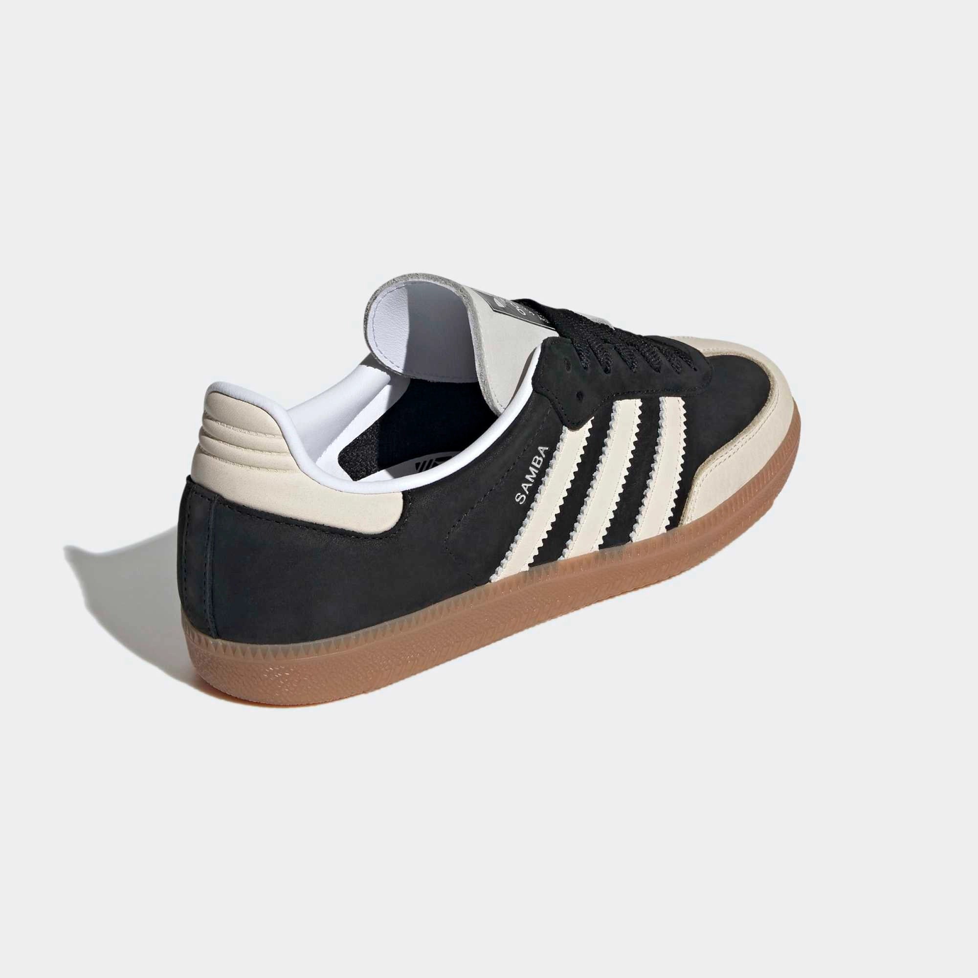 Adidas Samba OG Sneaker in Schwarz. Gefertigt aus Leder und Wildleder, mit beigefarbenem 3-Streifen und silberfarbenem Samba-Schriftzug.
