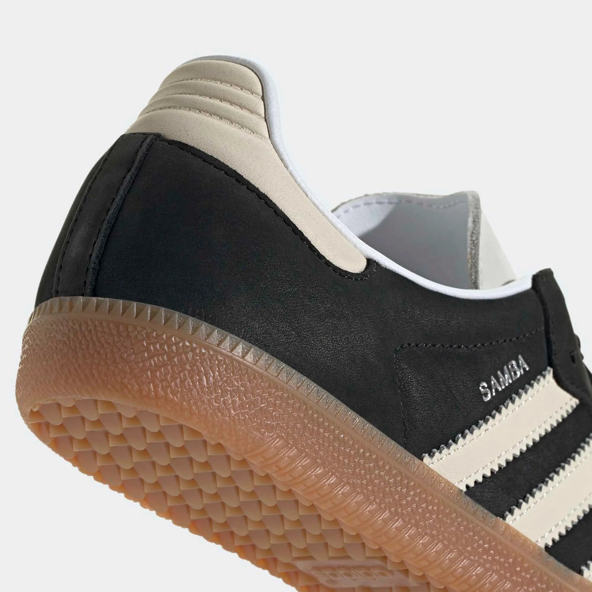 Adidas Samba OG Sneaker in Schwarz. Gefertigt aus Leder und Wildleder, mit beigefarbenem 3-Streifen und silberfarbenem Samba-Schriftzug.