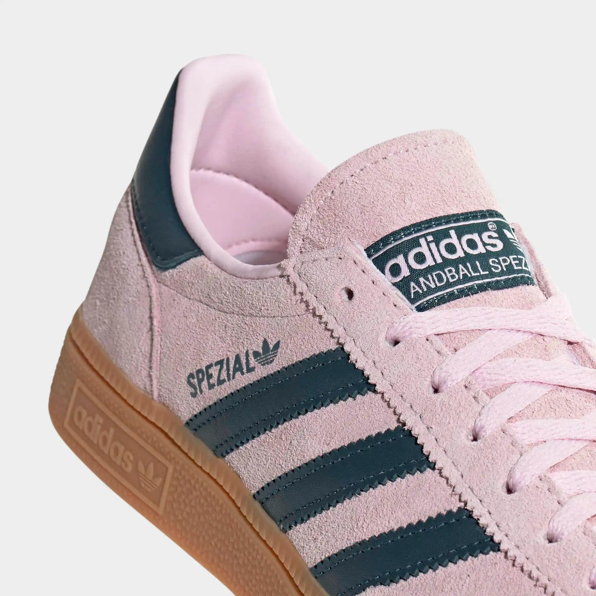 adidas Originals Handball Spezial Sneaker in Clear Pink / Arctic Night / Gum – Detailansicht im STICKABUSH Online-Shop