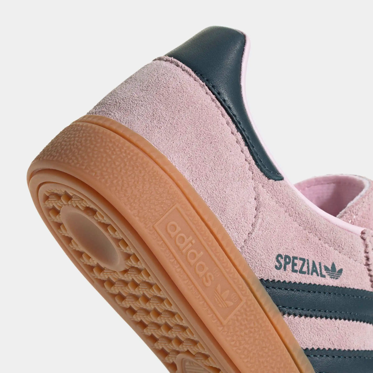adidas Originals Handball Spezial Sneaker in Clear Pink / Arctic Night / Gum – Detailansicht im STICKABUSH Online-Shop

