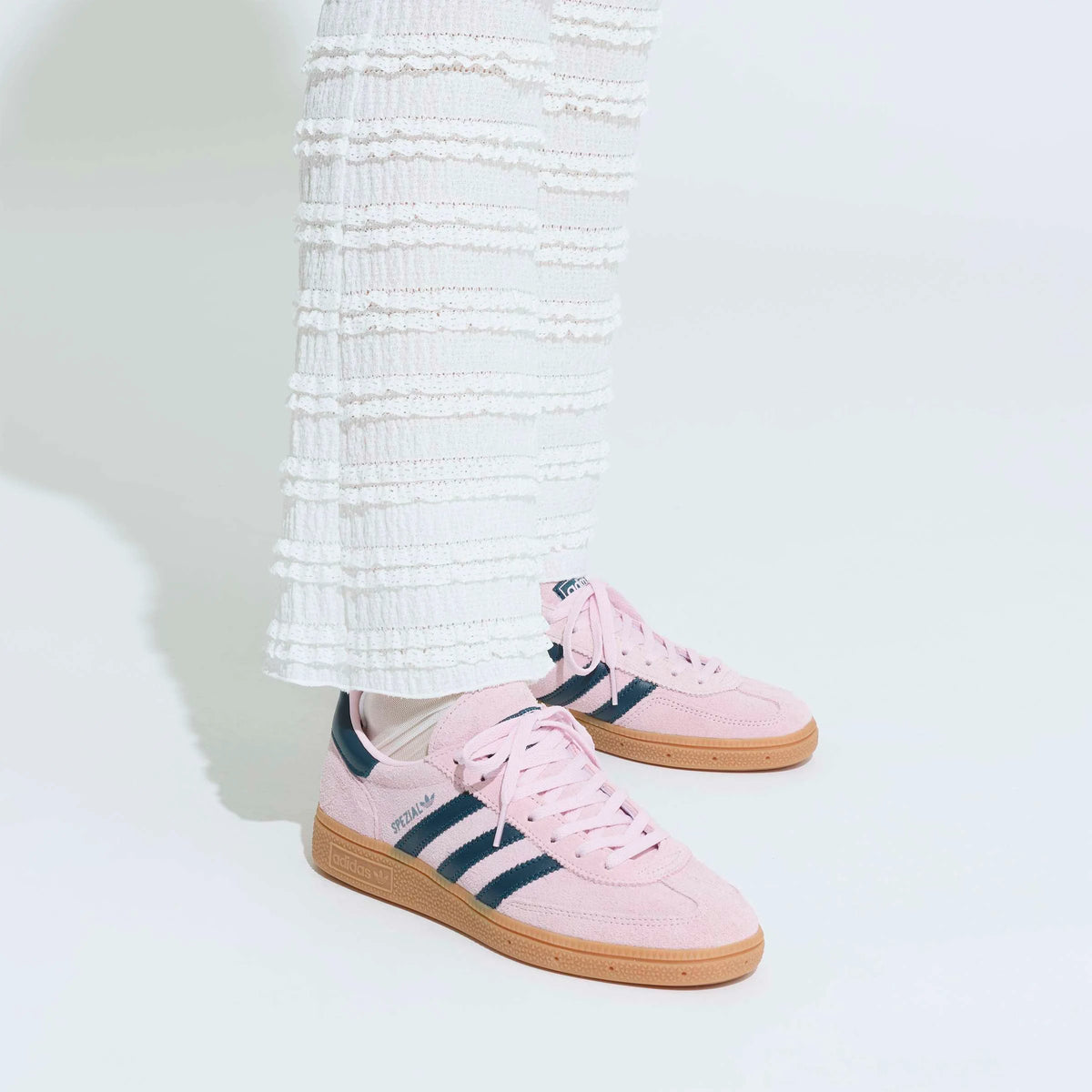 adidas Originals Handball Spezial Sneaker in Clear Pink / Arctic Night / Gum – Frontansicht Onfeet am Model im STICKABUSH Online-Shop