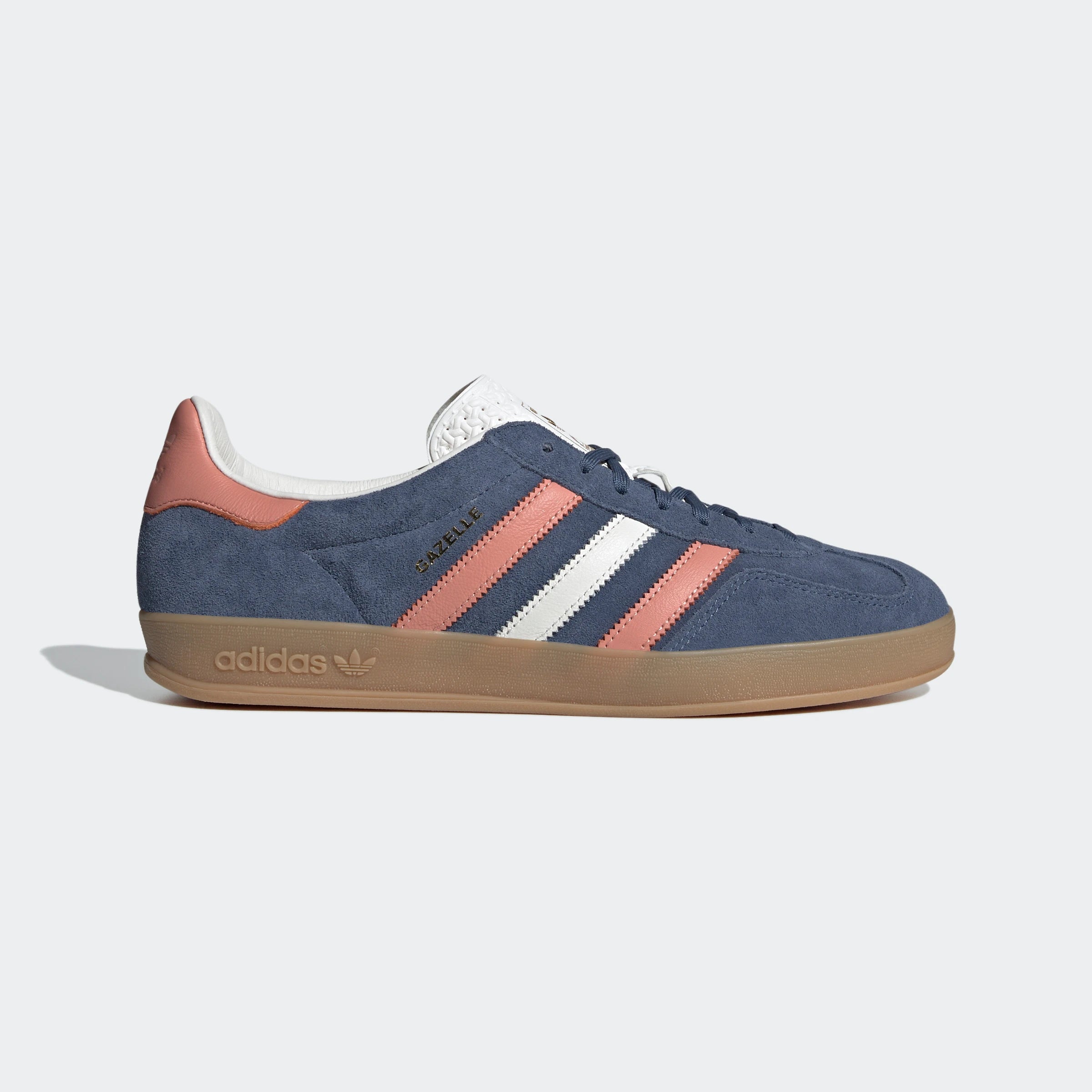 “Adidas Gazelle Indoor Retro-Sneaker in Blau IG1640: Schuhe mit „Gazelle“-Branding, Wildleder Obermaterial und helle Gummi Sohle.“