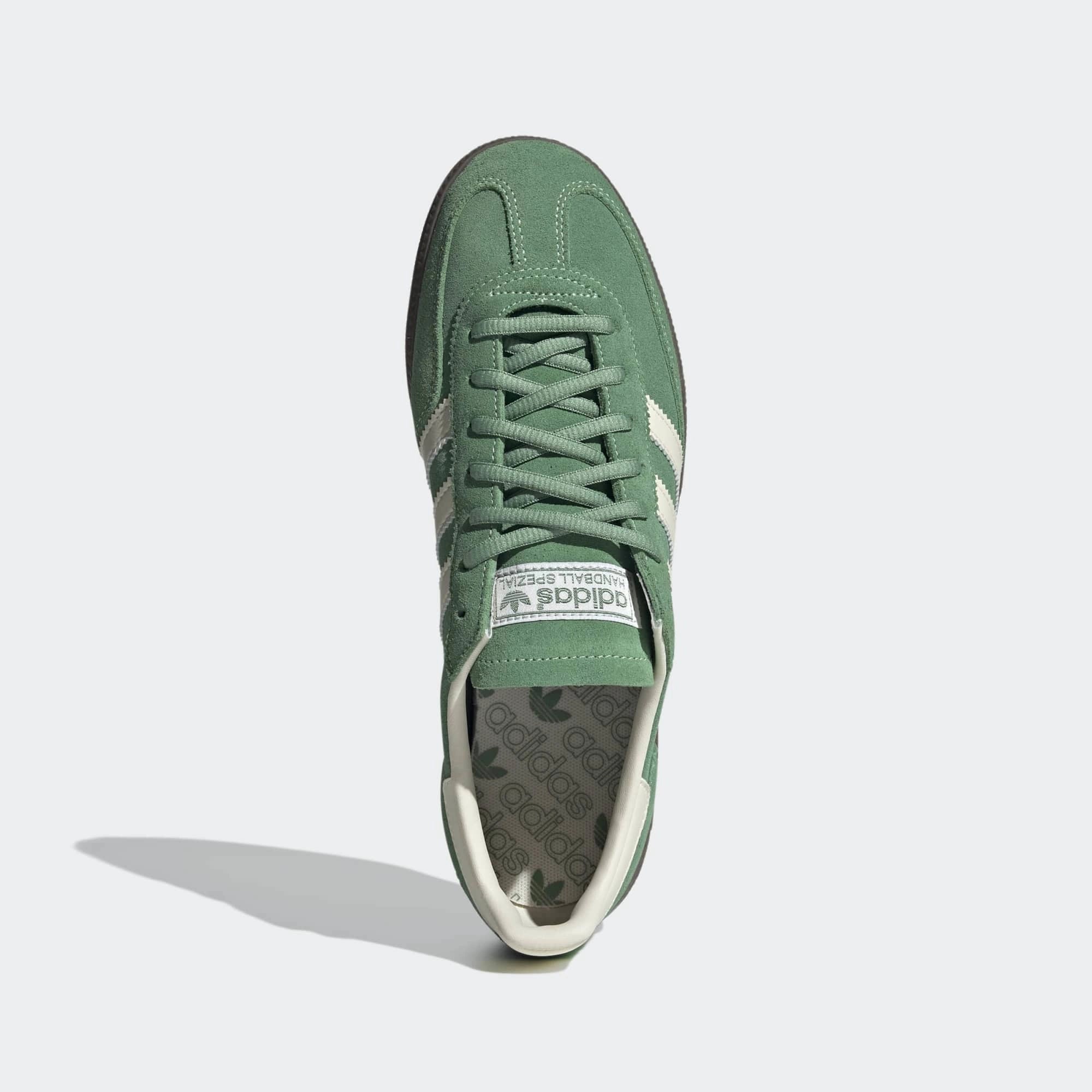 “Adidas Handball Spezial Sneaker in Pre-loved Green und Cream White – Klassischer Retro-Schuh aus Wildleder mit Gummisohle bei Stickabush Berlin“