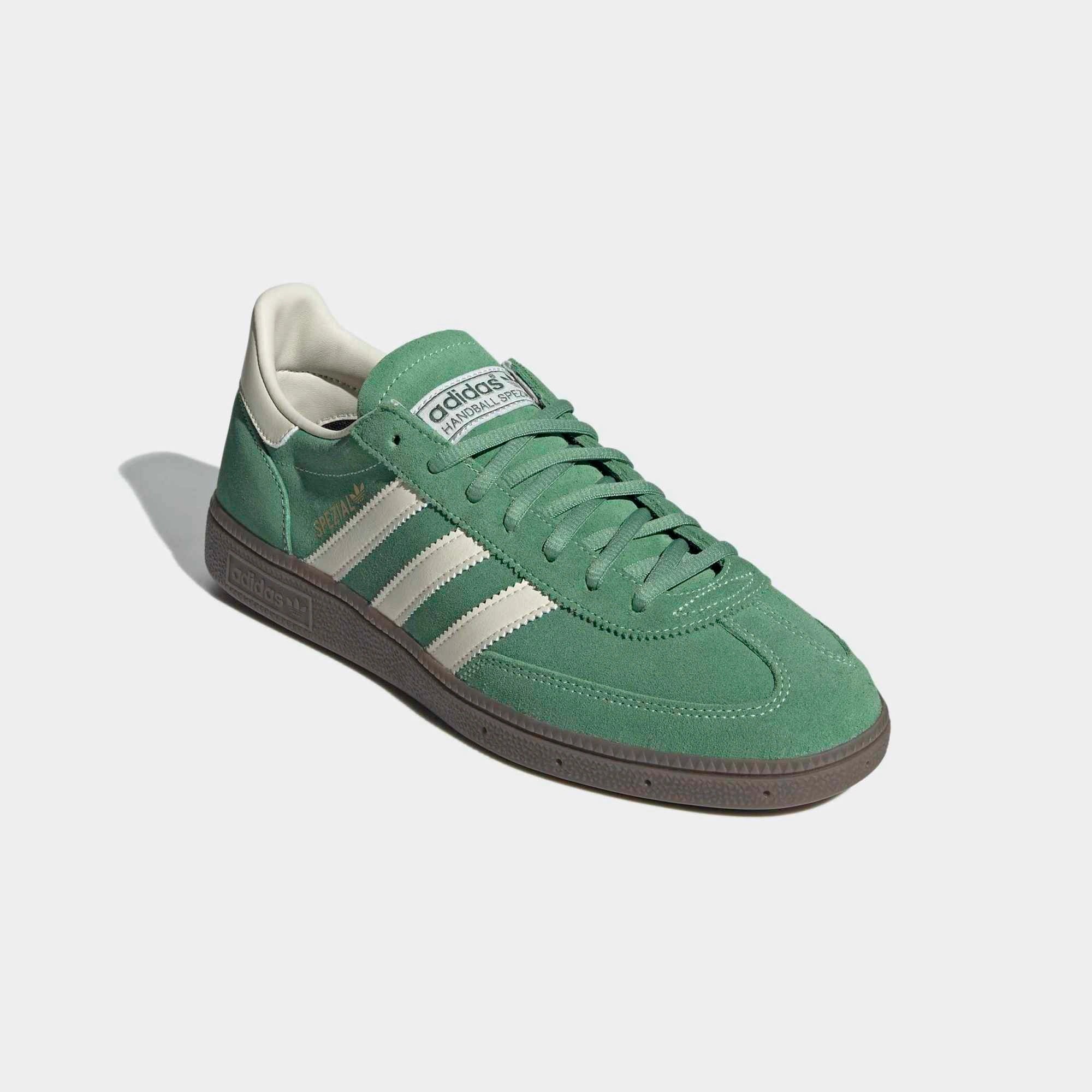 “Adidas Handball Spezial Sneaker in Pre-loved Green und Cream White – Klassischer Retro-Schuh aus Wildleder mit Gummisohle bei Stickabush Berlin“