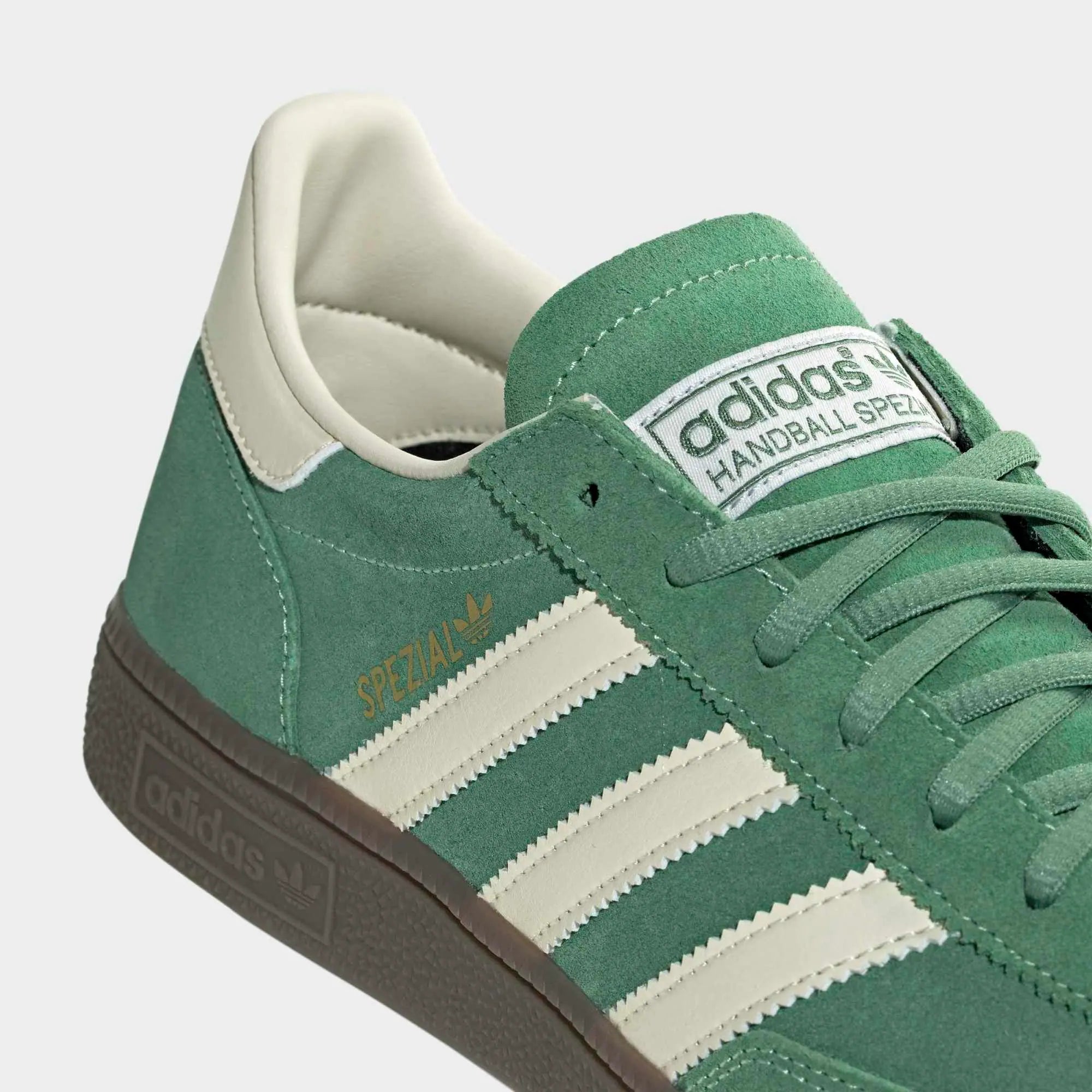 “Adidas Handball Spezial Sneaker in Pre-loved Green und Cream White – Klassischer Retro-Schuh aus Wildleder mit Gummisohle bei Stickabush Berlin“