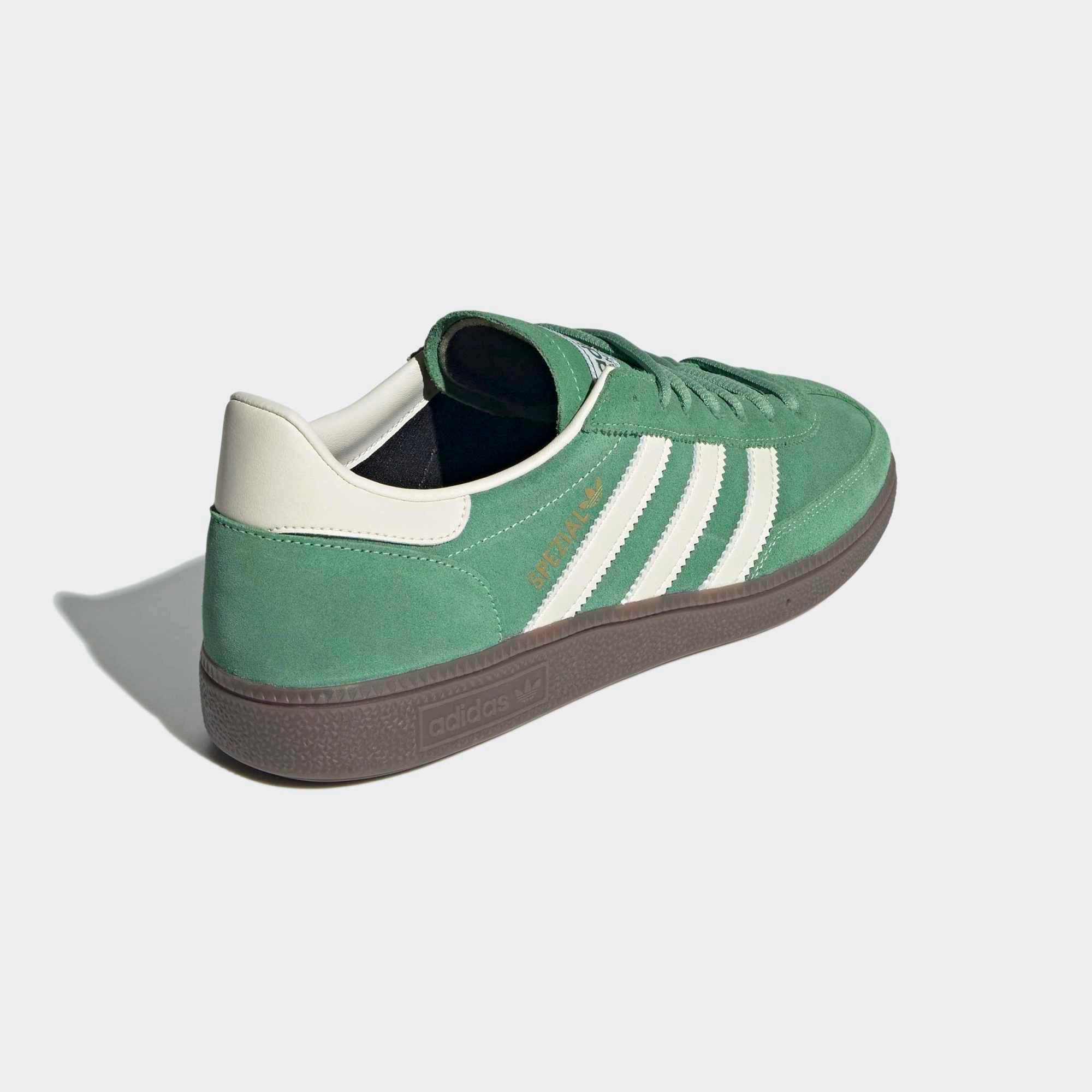 “Adidas Handball Spezial Sneaker in Pre-loved Green und Cream White – Klassischer Retro-Schuh aus Wildleder mit Gummisohle bei Stickabush Berlin“