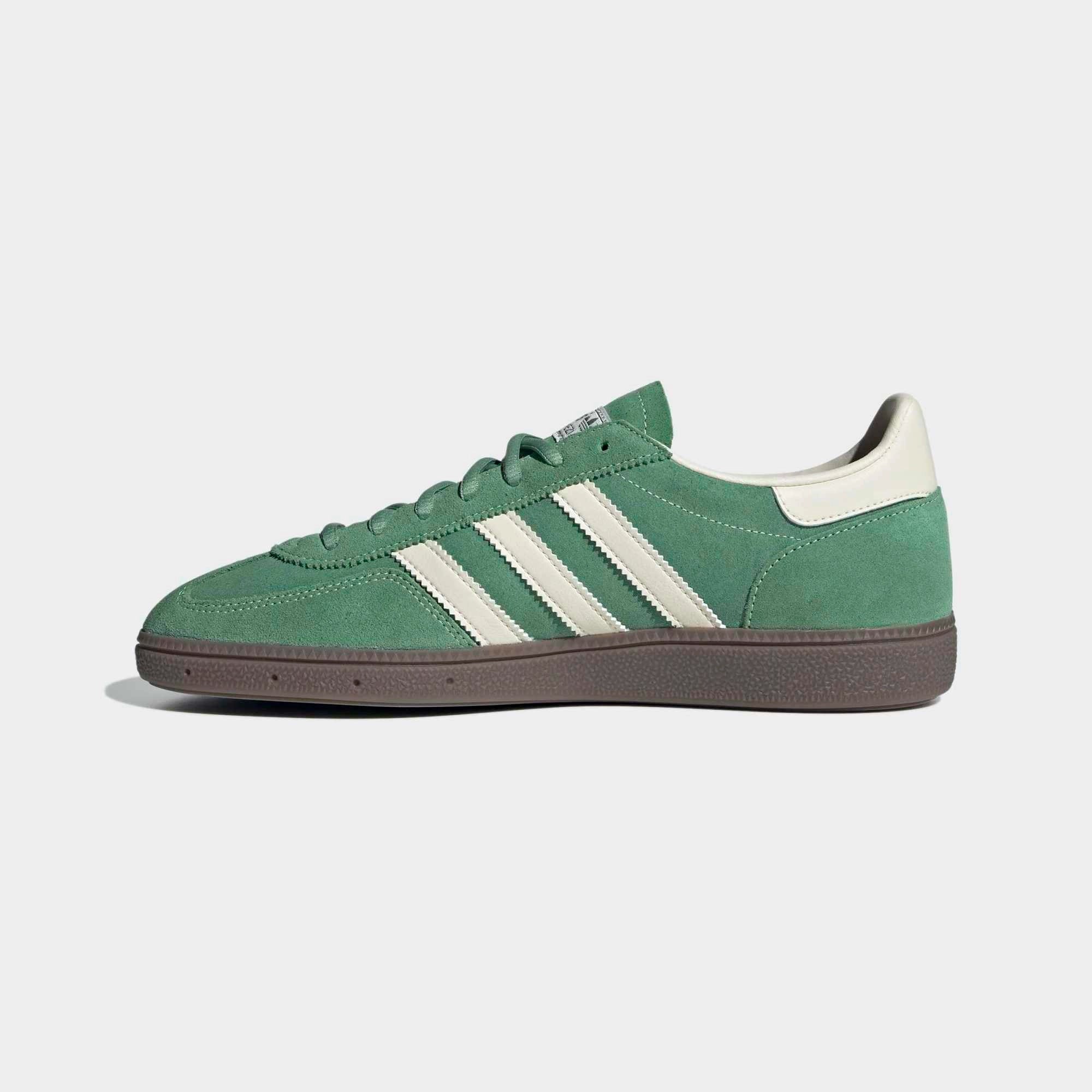 “Adidas Handball Spezial Sneaker in Pre-loved Green und Cream White – Klassischer Retro-Schuh aus Wildleder mit Gummisohle bei Stickabush Berlin“