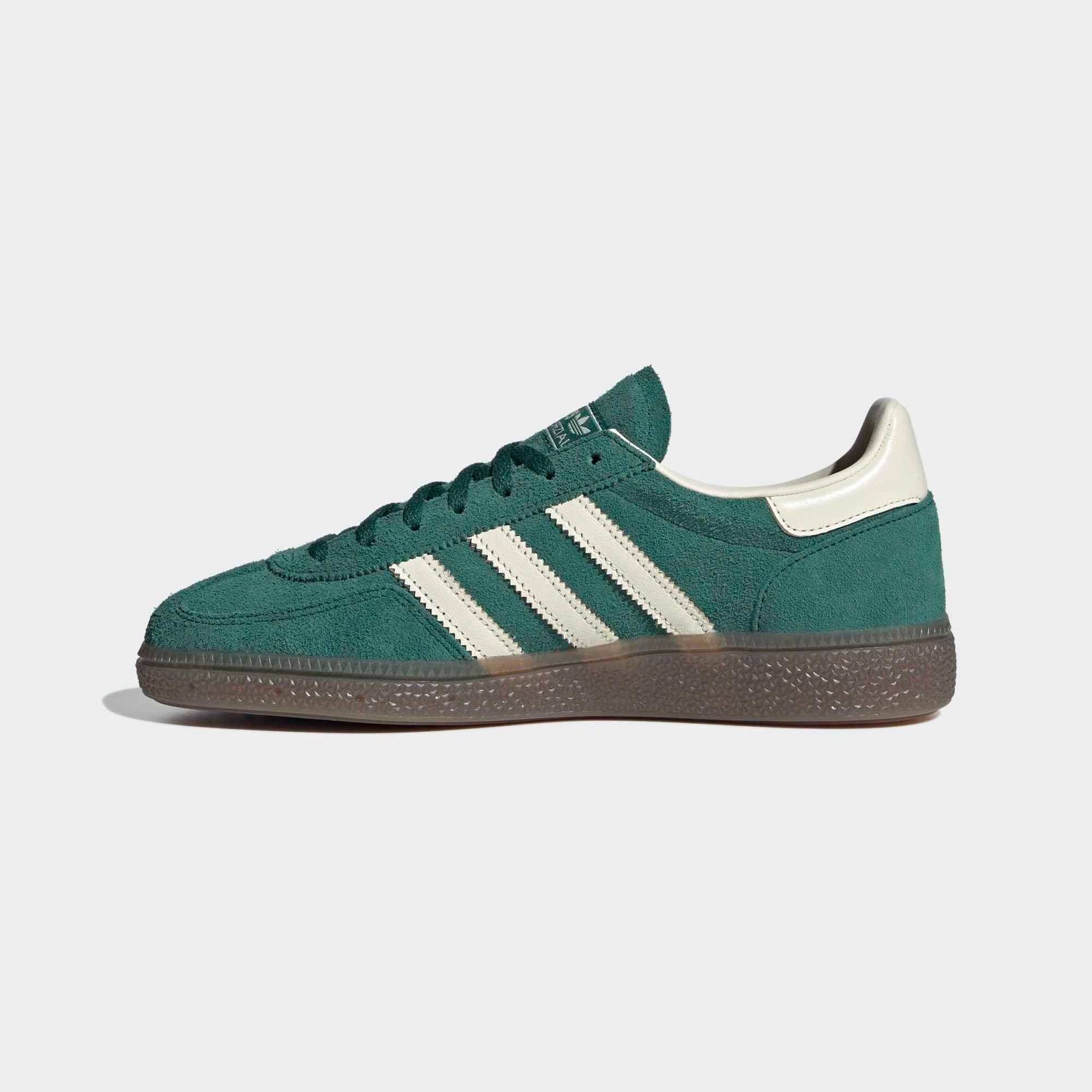 “adidas Originals Handball Spezial Damen Sneaker in Collegiate Green Beige aus Wildleder mit Gummisohle IH1509 bei Stickabush Berlin.“ 