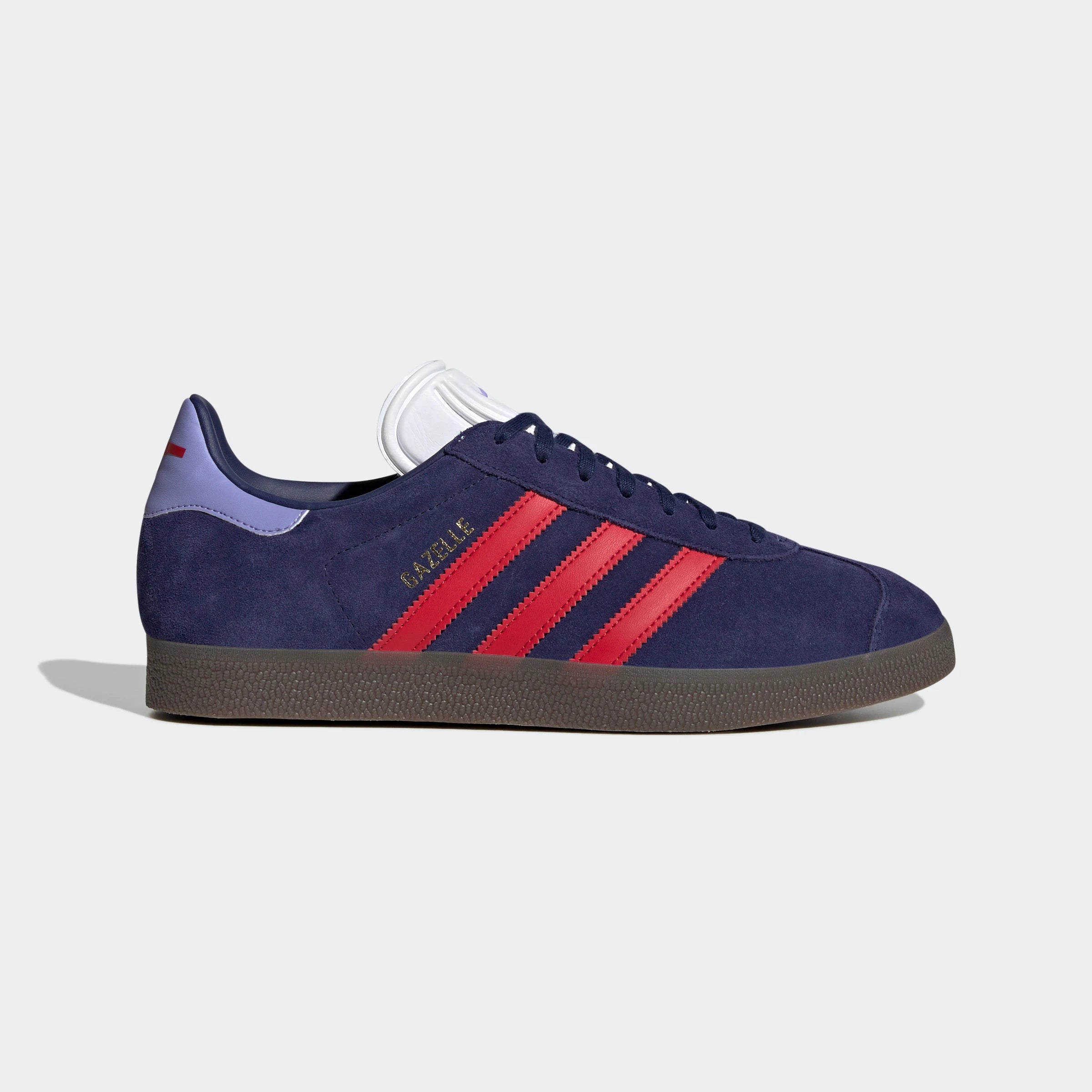 “Dunkelblaue Adidas Gazelle Rekive 'Arsenal FC' Sneaker mit roten und gummi-braunen Akzenten. Wildleder-Obermaterial, Leder-Overlays, goldene "Gazelle"- und "Arsenal"-Schriftzüge, 3-Streifen-Design, Schnürverschluss, Gummi-Außensohle. Fußball-inspirierter Retro-Look.“
