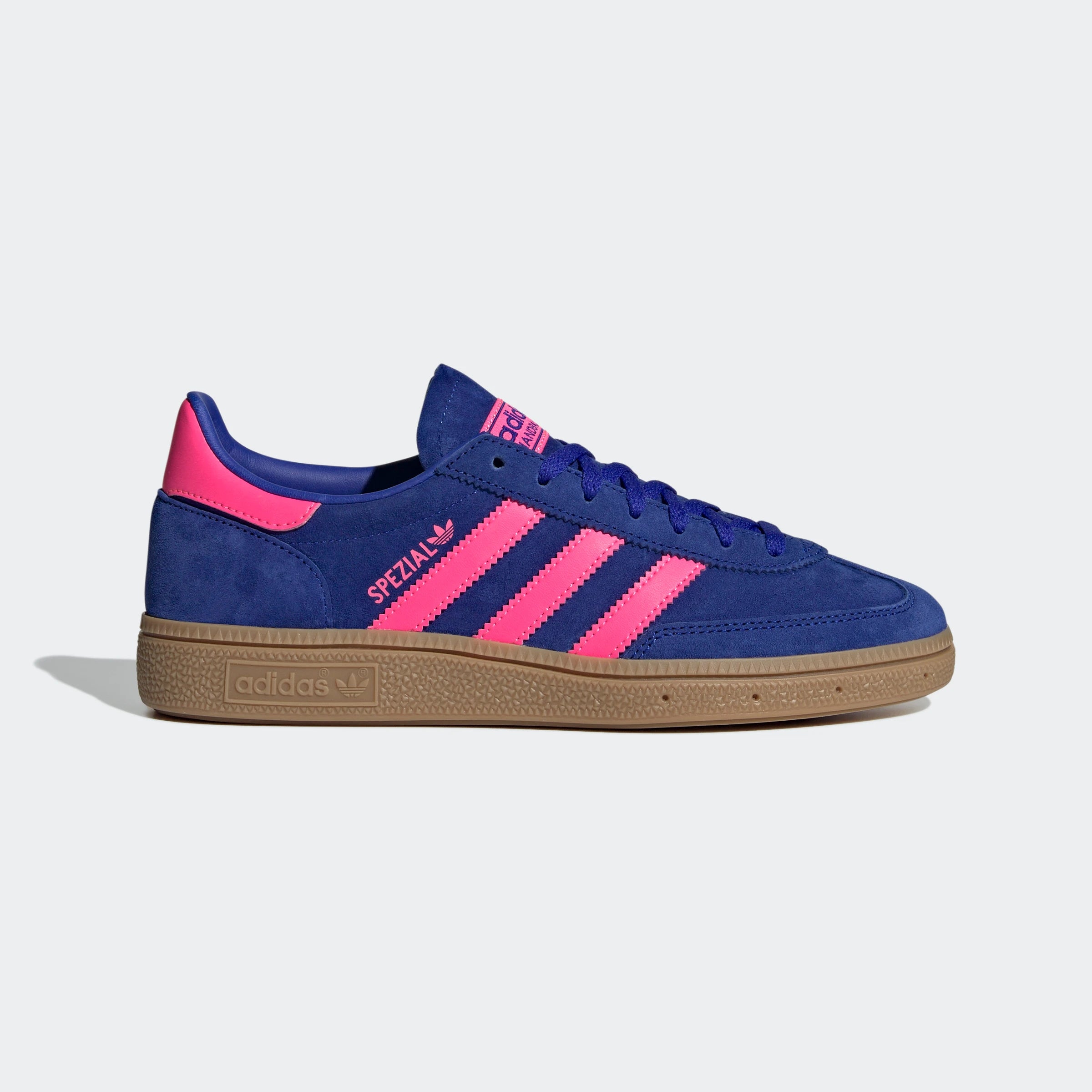 "Adidas Handball Spezial Blau/Pink IH5373: Legendärer Retro-Sneaker mit Wildleder-Upper, Gummisohle und 3-Streifen Look."