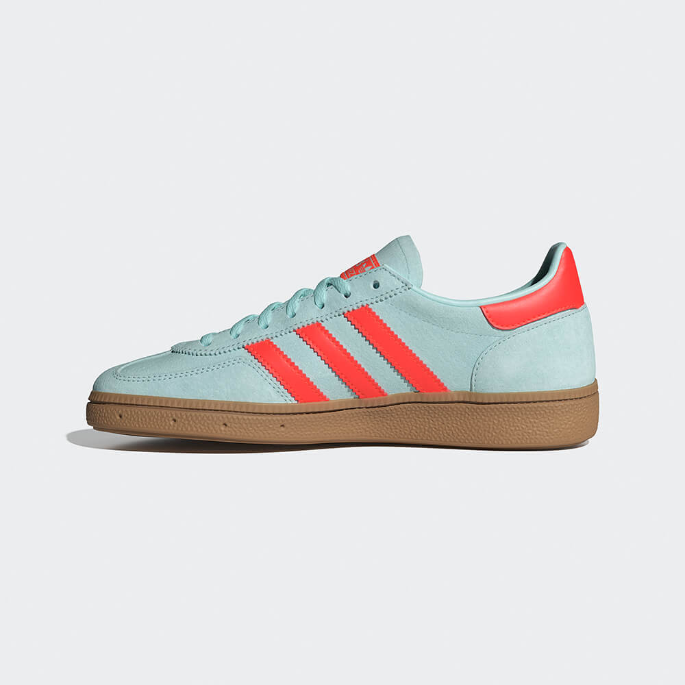 "Adidas Spezial Retro-Sneaker in Mintgrün/Orange IH5374: Schuhe mit „Spezial“-Branding an der Seite und Leder Obermaterial."
