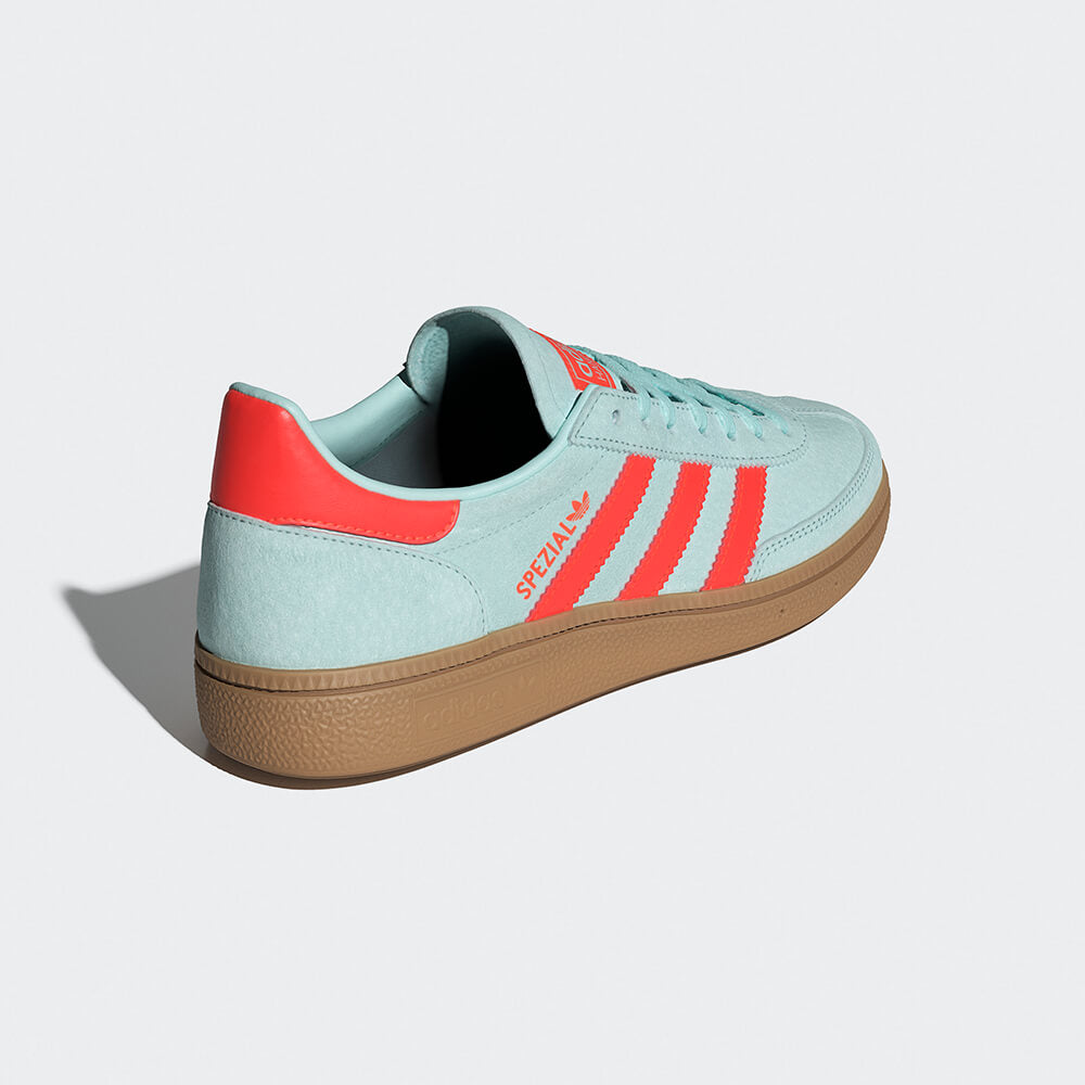 "Adidas Spezial Retro-Sneaker in Mintgrün/Orange IH5374: Schuhe mit „Spezial“-Branding an der Seite und Leder Obermaterial."
