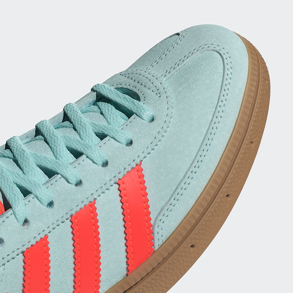 "Adidas Spezial Retro-Sneaker in Mintgrün/Orange IH5374: Schuhe mit „Spezial“-Branding an der Seite und Leder Obermaterial."

