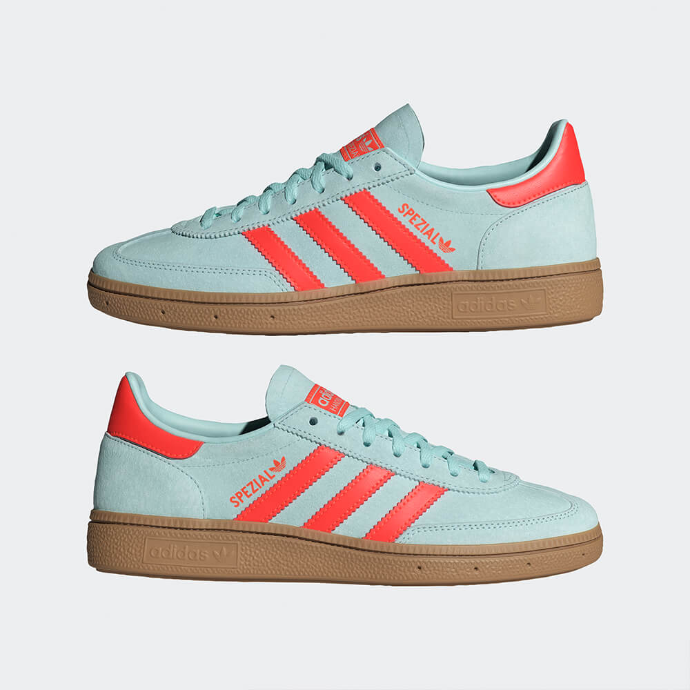 "Adidas Spezial Retro-Sneaker in Mintgrün/Orange IH5374: Schuhe mit „Spezial“-Branding an der Seite und Leder Obermaterial."
