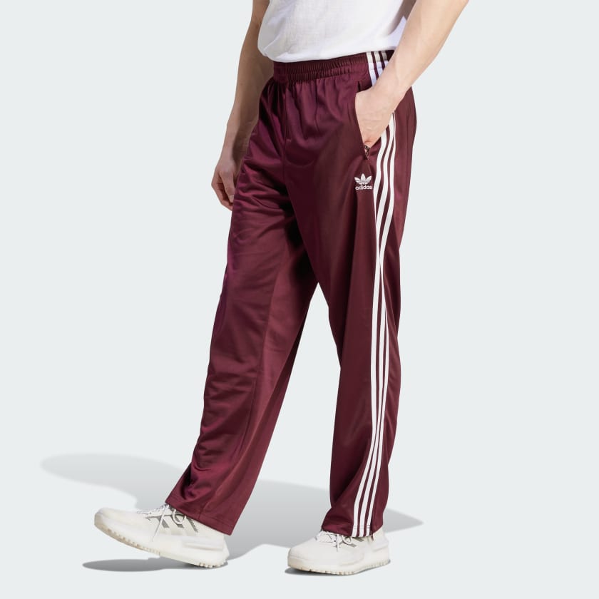 "Adidas Classics Firebird Track Pants in Maroon/Weiß, IN4678, adidas Trainingshose aus Polyester-Mischung, klassische Trainingshose mit Streifen, Reißverschlusstaschen."