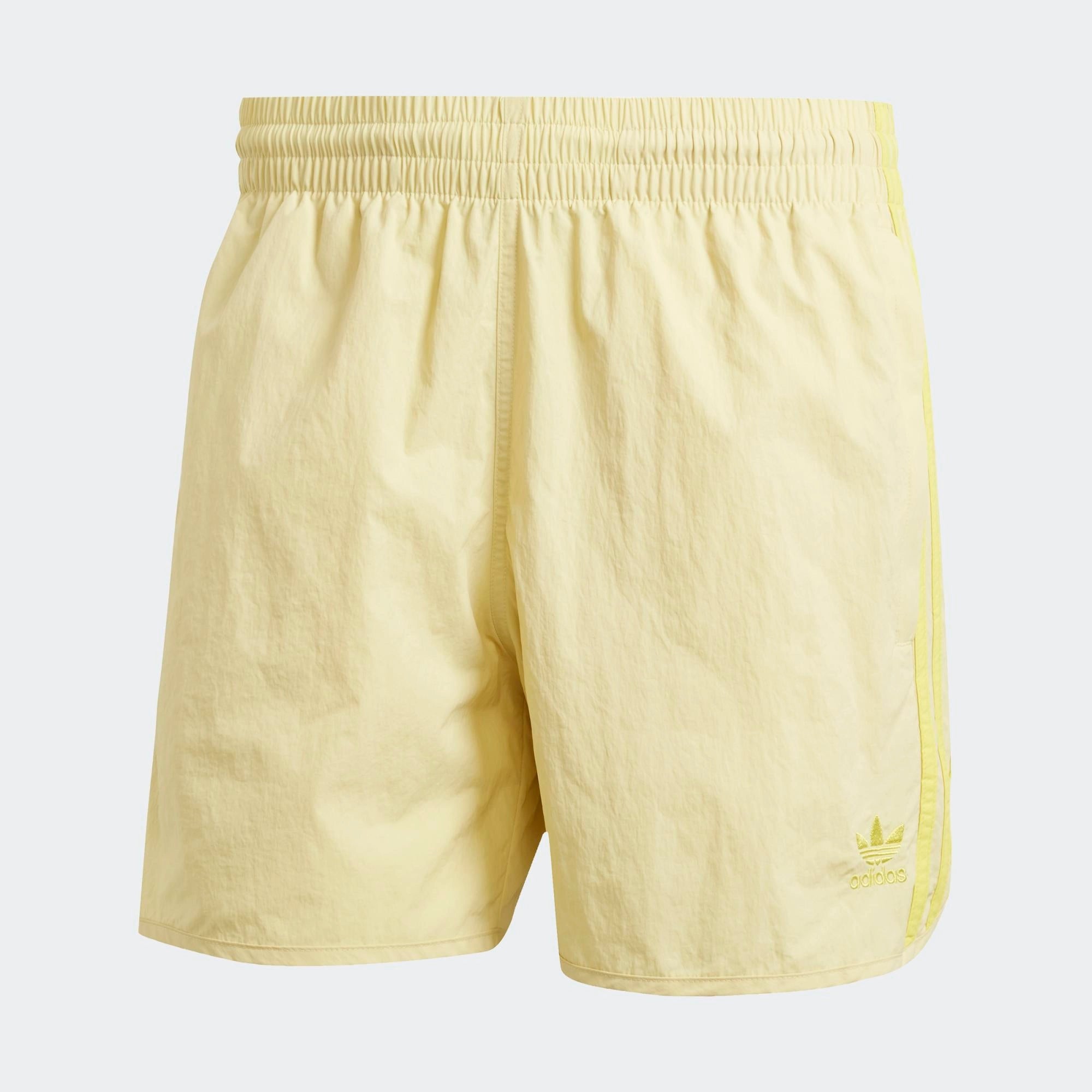 Adidas Classics Sprinter Shorts in einem hellen Gelb und mit gelben 3-Streifen und Trefoil-Logo, aus leichtem Material, von vorne abgebildet.