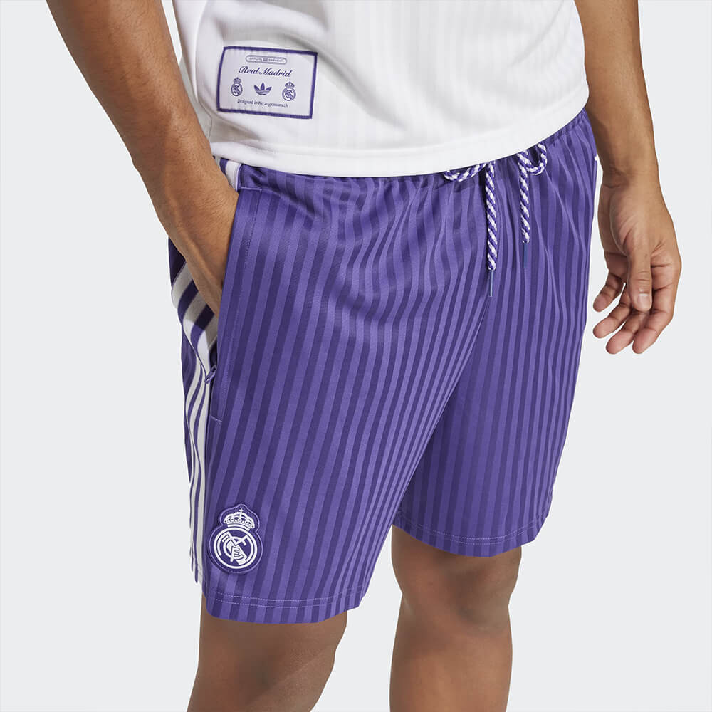 "Adidas Real Madrid Terrace Icons Shorts, Purple/White (Lila/Weiß), leichtes Material (vermutlich Polyester), Fußballshorts mit Vereinslogo und weißen Details."