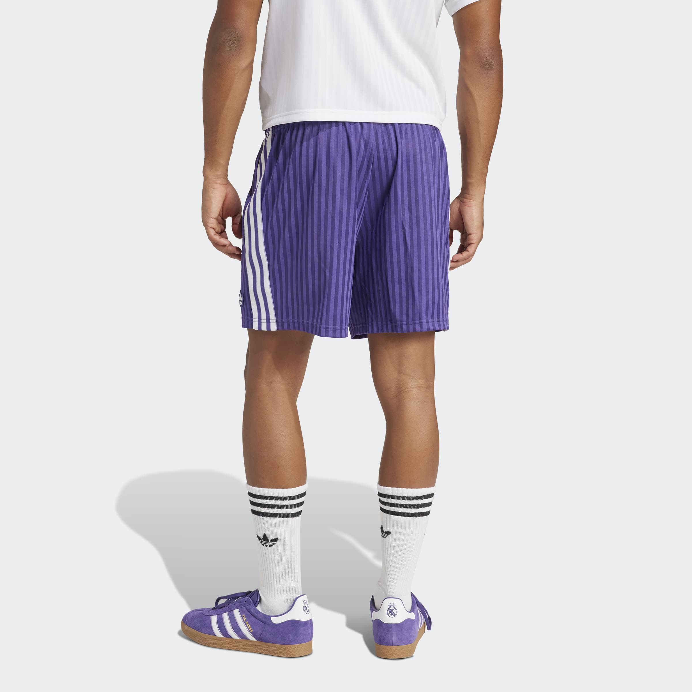 "Adidas Real Madrid Terrace Icons Shorts, Purple/White (Lila/Weiß), leichtes Material (vermutlich Polyester), Fußballshorts mit Vereinslogo und weißen Details."
