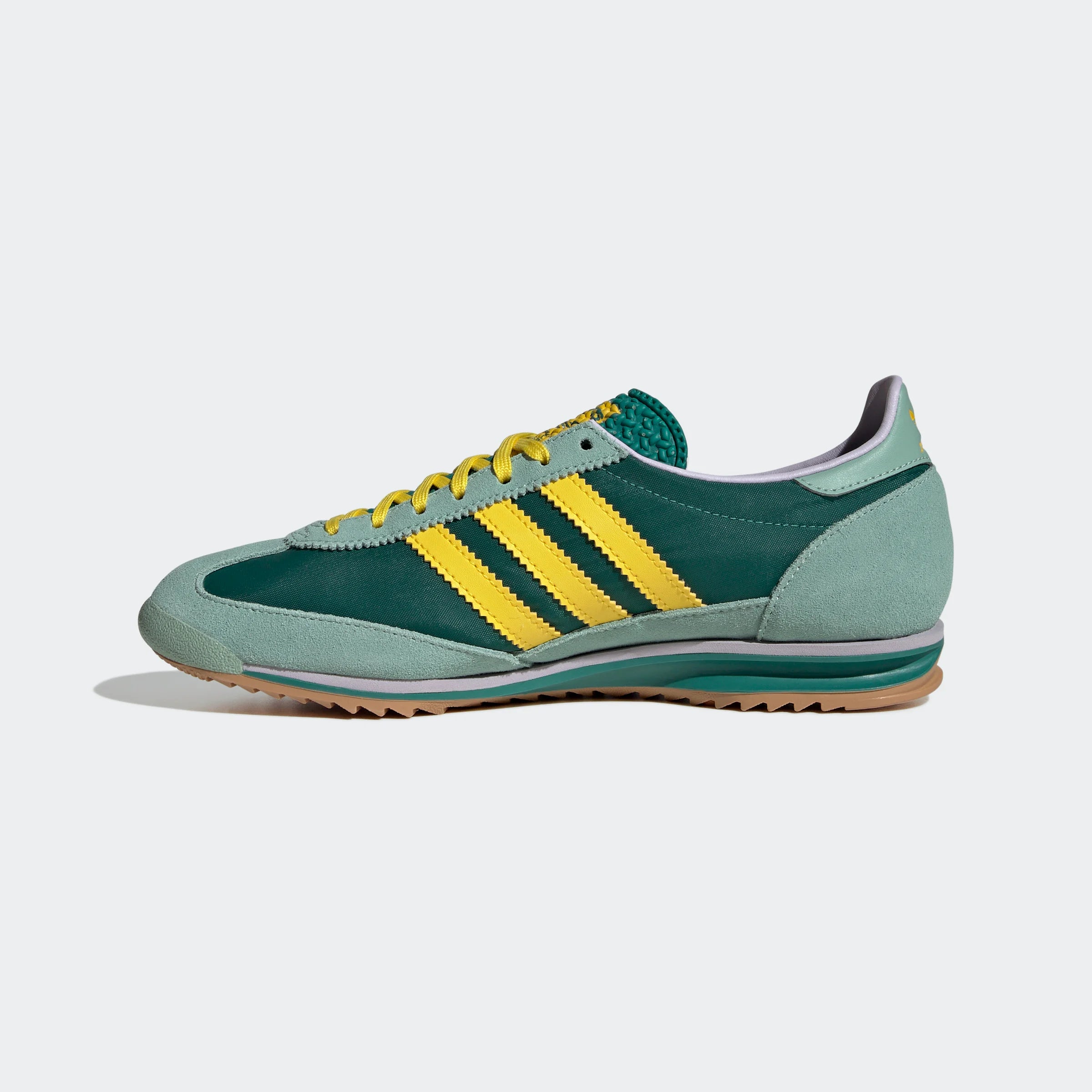 "Adidas SL 72 OG W in Green/Yellow Retro Sneaker mit leichtem Nylon, Wildleder-Details und gelben 3-Streifen-Design bei Stickabush Berlin."
