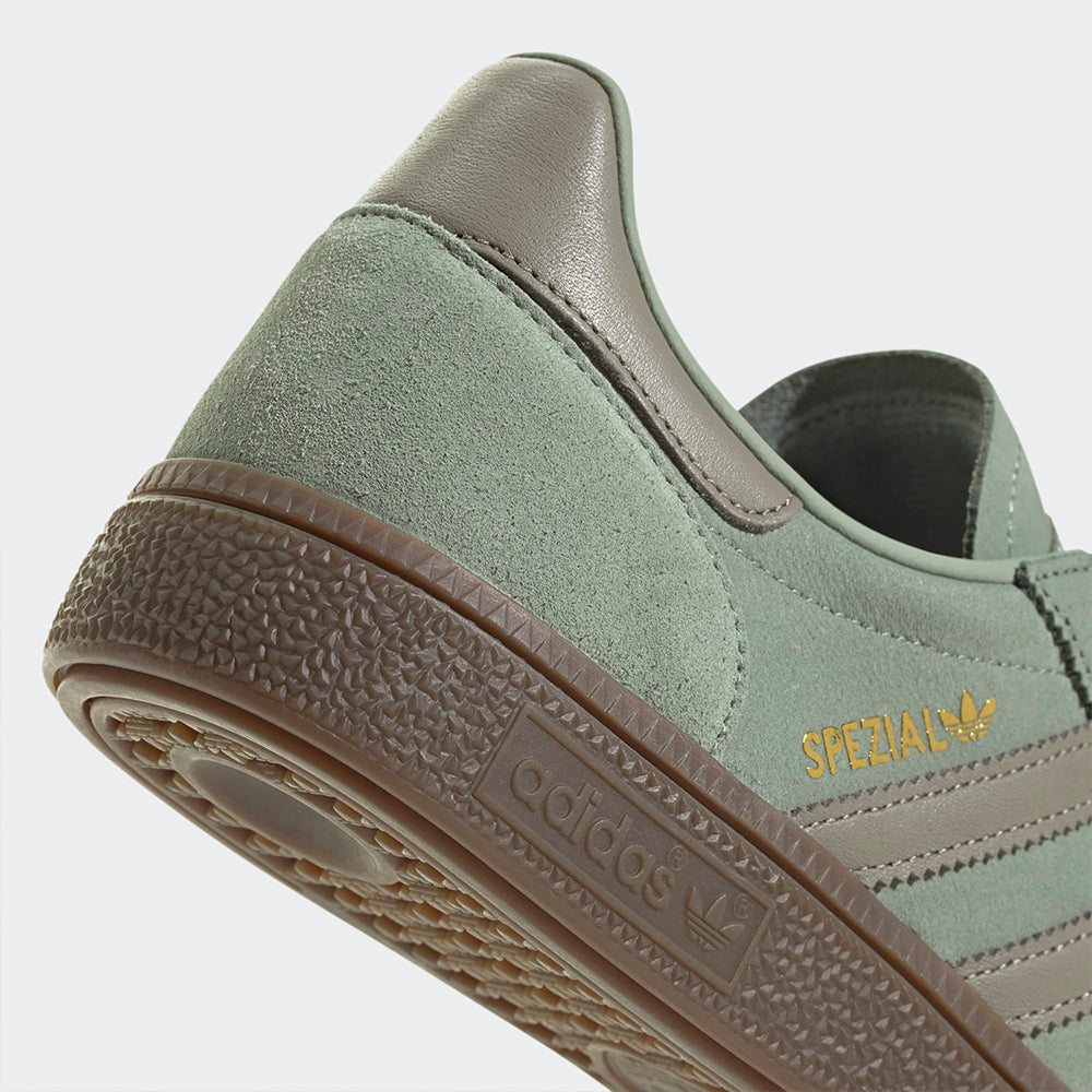 Adidas Spezial Retro-Sneaker in Dunkelgrün JI2645: Schuhe mit „Spezial“-Branding an der Seite und Leder Obermaterial.
