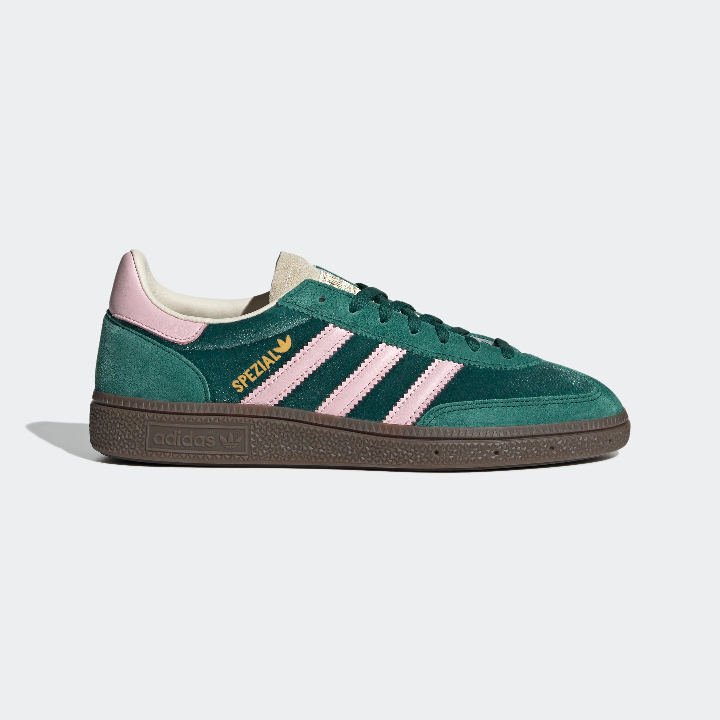 “Ein grüner Adidas-Sneaker, JI2648, mit rosa Streifen und dunkler Sohle. Der Schuh hat ein „Spezial“-Branding an der Seite.“