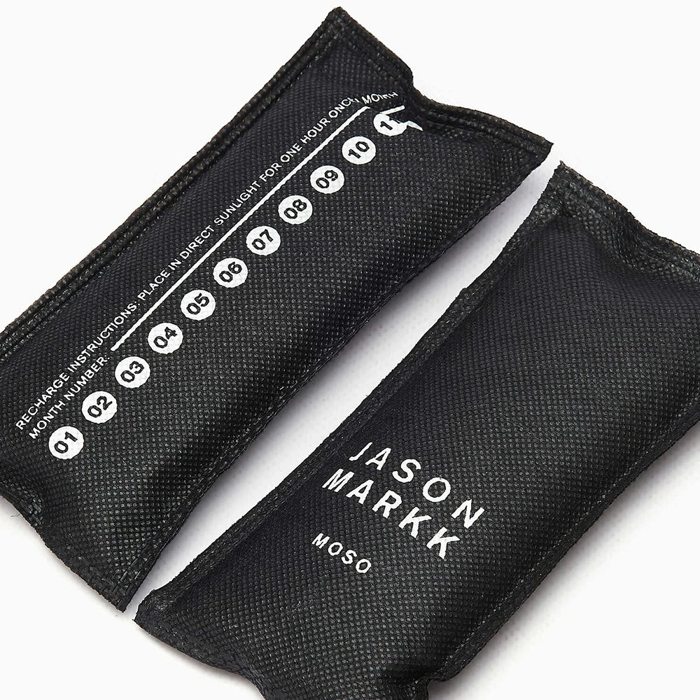 "Jason Markk Moso Shoe Inserts – Black. Schwarze Schuheinlagen aus Bambuskohle, zum Gerüche neutralisieren, mit gesticktem Jason Markk Logo und Schlaufe zum Aufhängen." 
