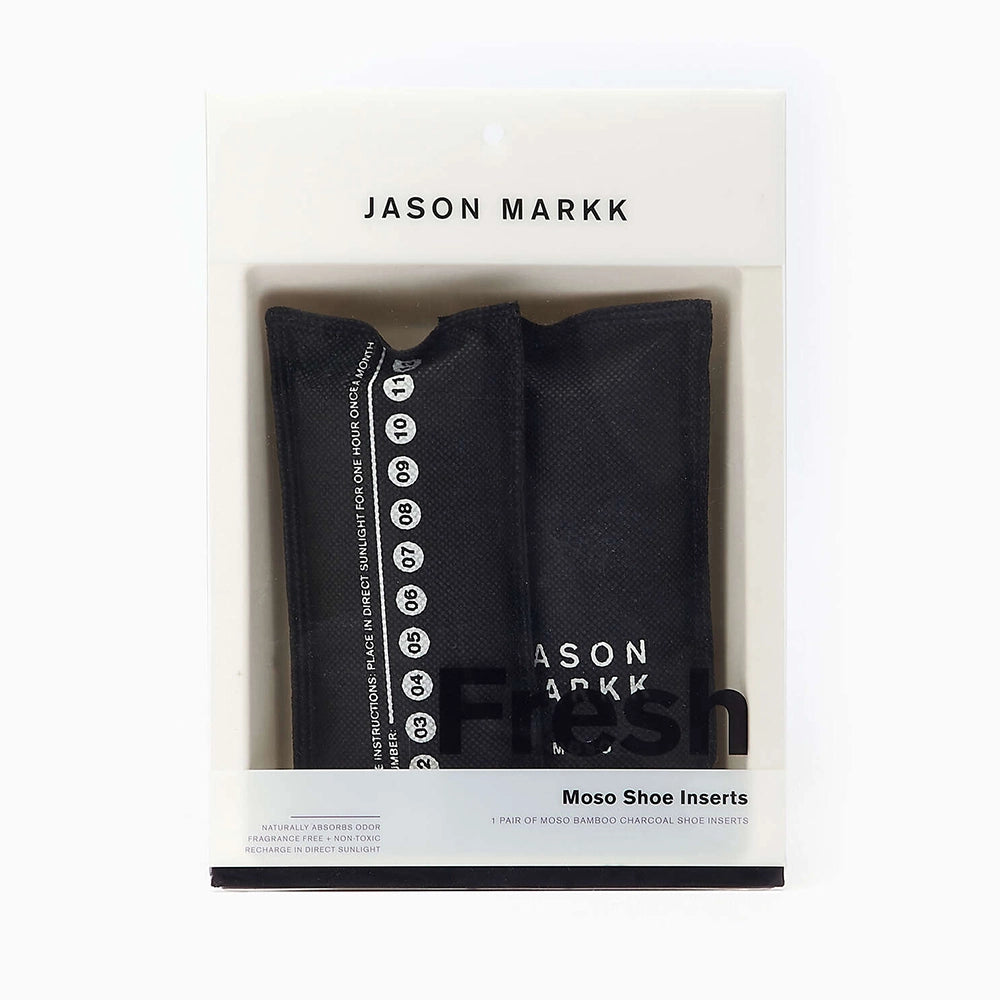"Jason Markk Moso Shoe Inserts – Black. Schwarze Schuheinlagen aus Bambuskohle, zum Gerüche neutralisieren, mit gesticktem Jason Markk Logo und Schlaufe zum Aufhängen." 
