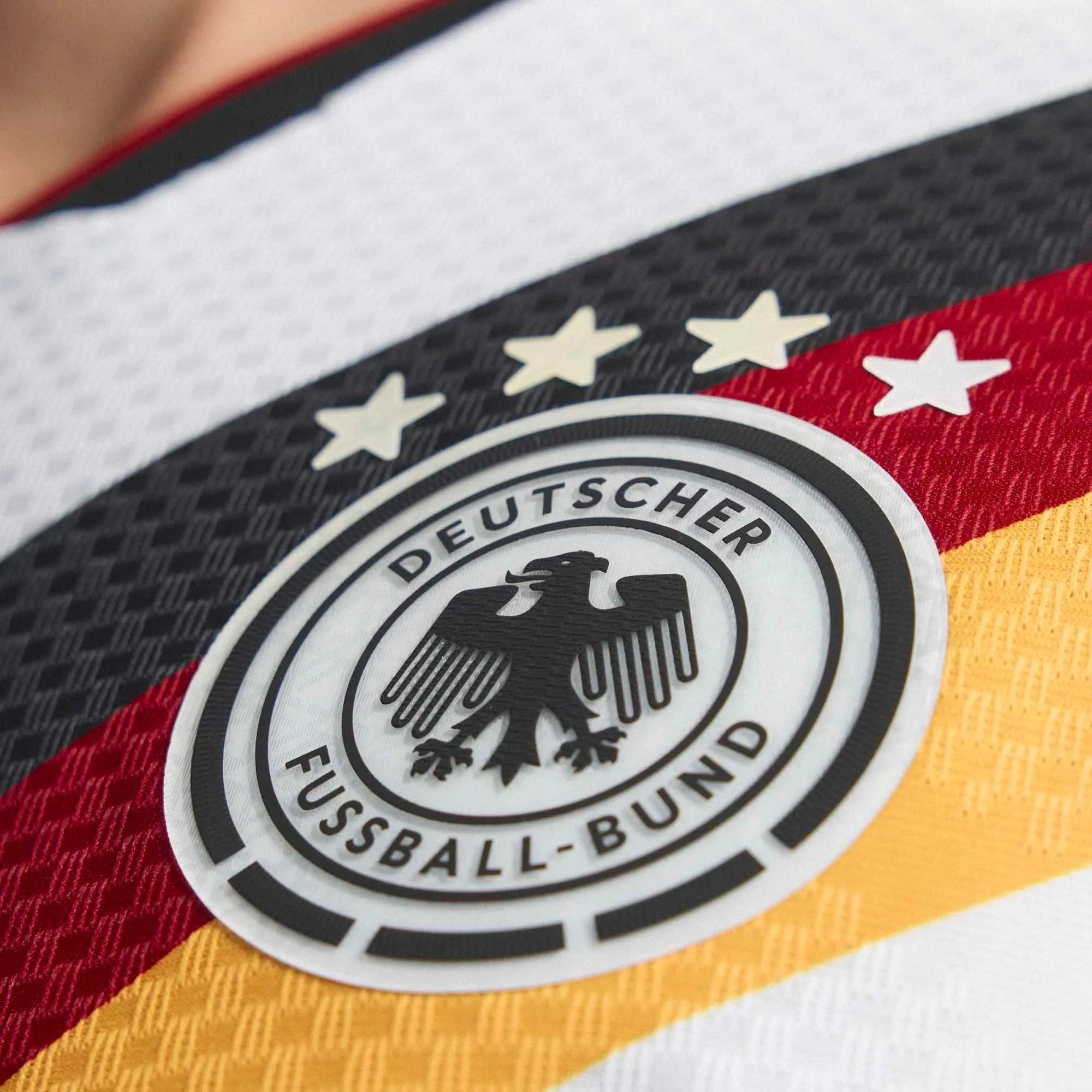 “Weißes Adidas Originals DFB Germany Authentic Home Trikots mit DFB-Wappen und Adidas Trefoil-Logo bei Stickabush Berlin.“