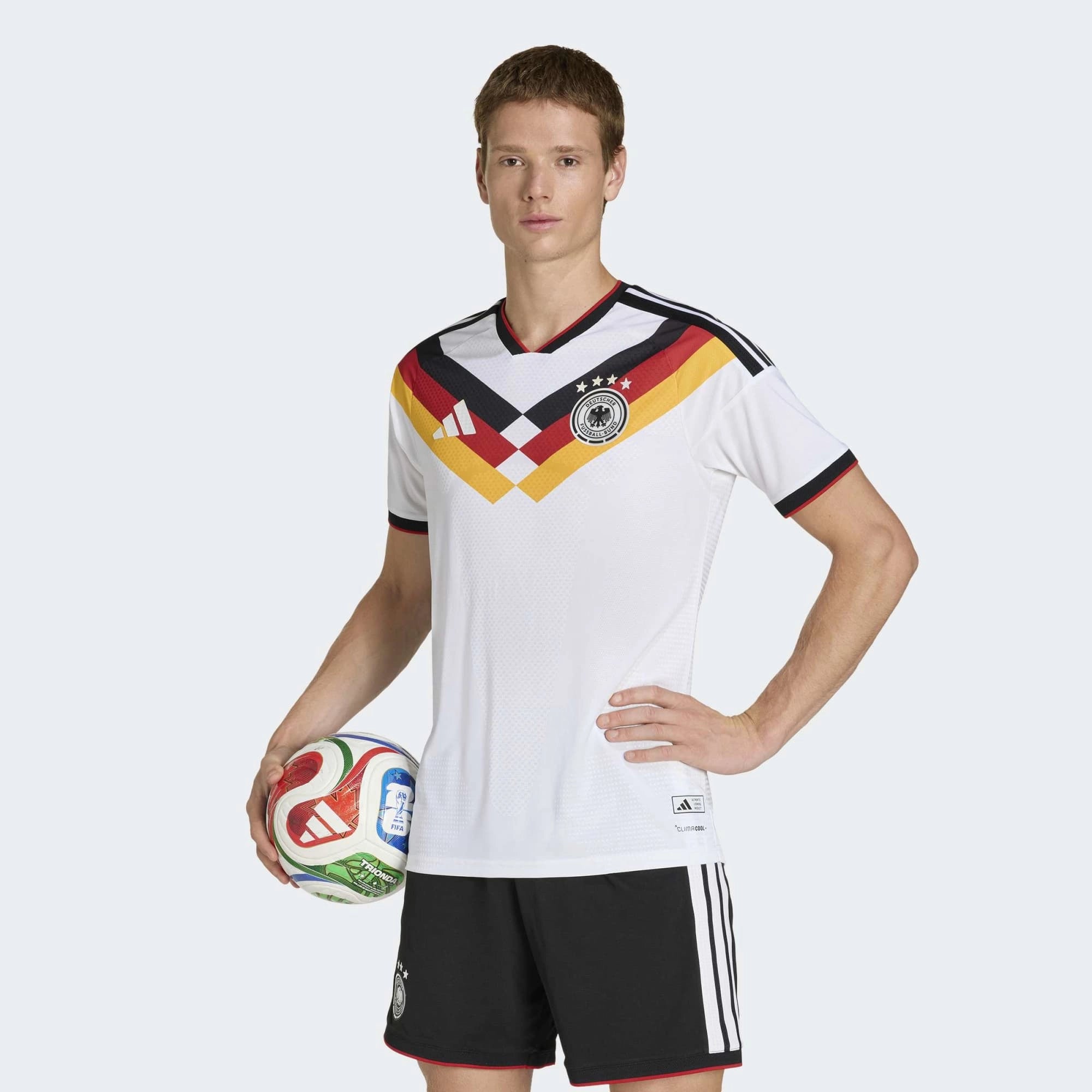 “Weißes Adidas Originals DFB Germany Authentic Home Trikots mit DFB-Wappen und Adidas Trefoil-Logo bei Stickabush Berlin.“