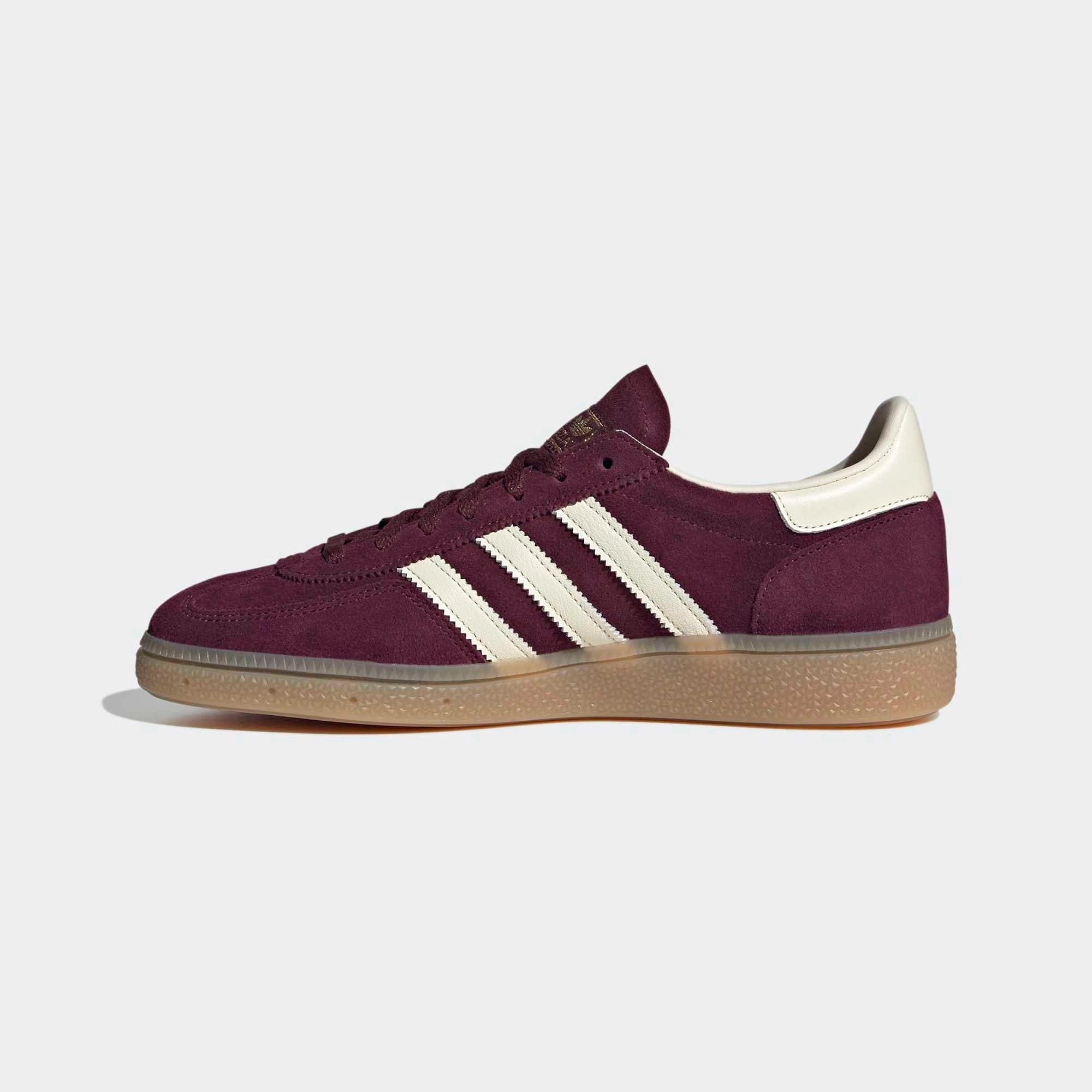 Adidas Handball Spezial Damen Sneaker in Maroon (Weinrot) mit Wildleder-Obermaterial, weißen 3-Streifen und klassischer Gummisohle.