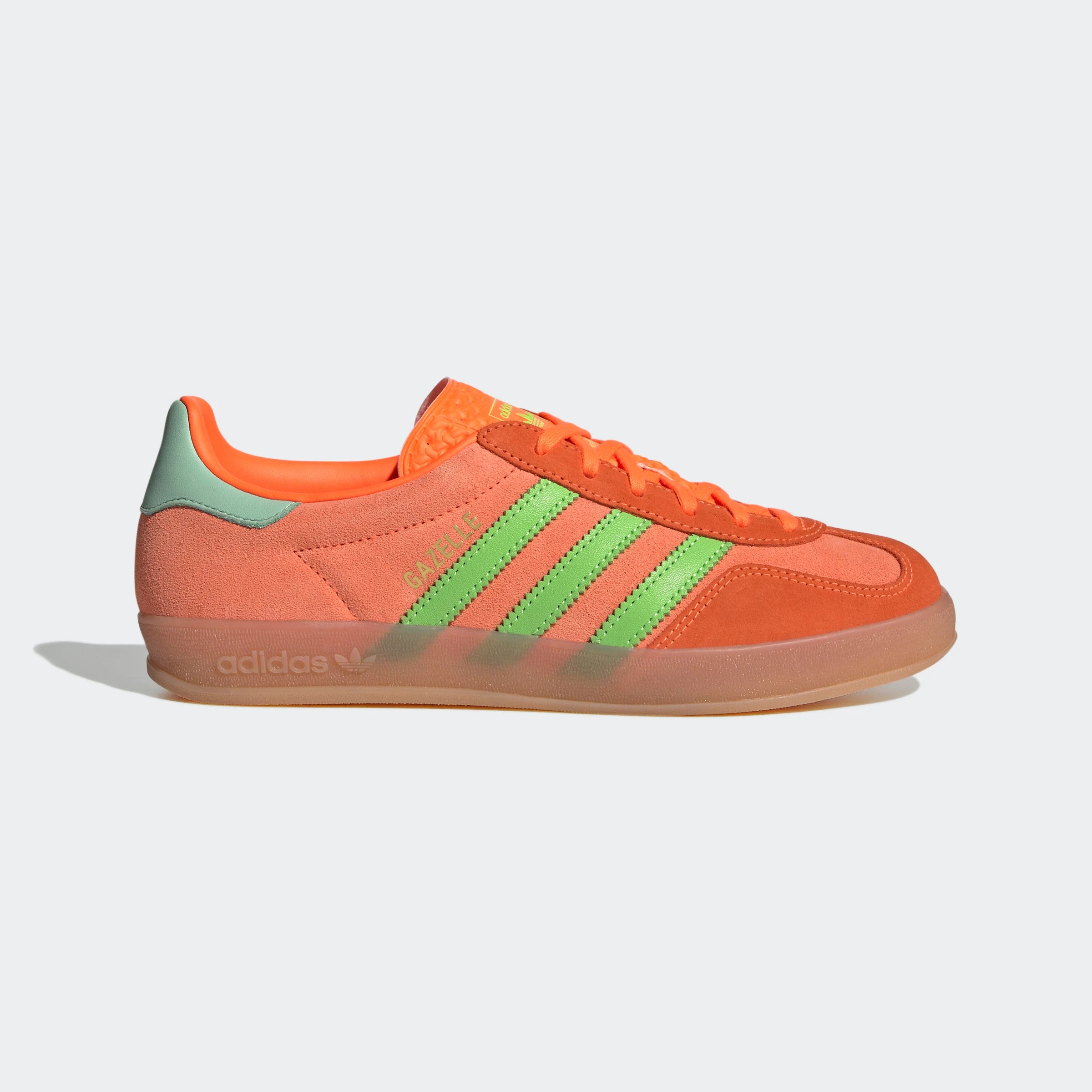 “Die Adidas Gazelle Indoor W hier in Solar Orange / Solar Green JQ0193: Sein unverwechselbarer Stil und sein zeitloses Design sprechen sowohl Modeliebhaber als auch Sammler an.“