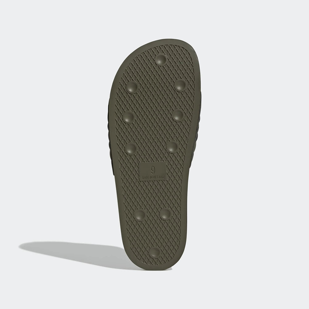 "Slipper von Adidas Adilette in Olivgrün mit einem breiten Riemen mit den drei weißen Streifen und einem vorgeformten Fußbett.“