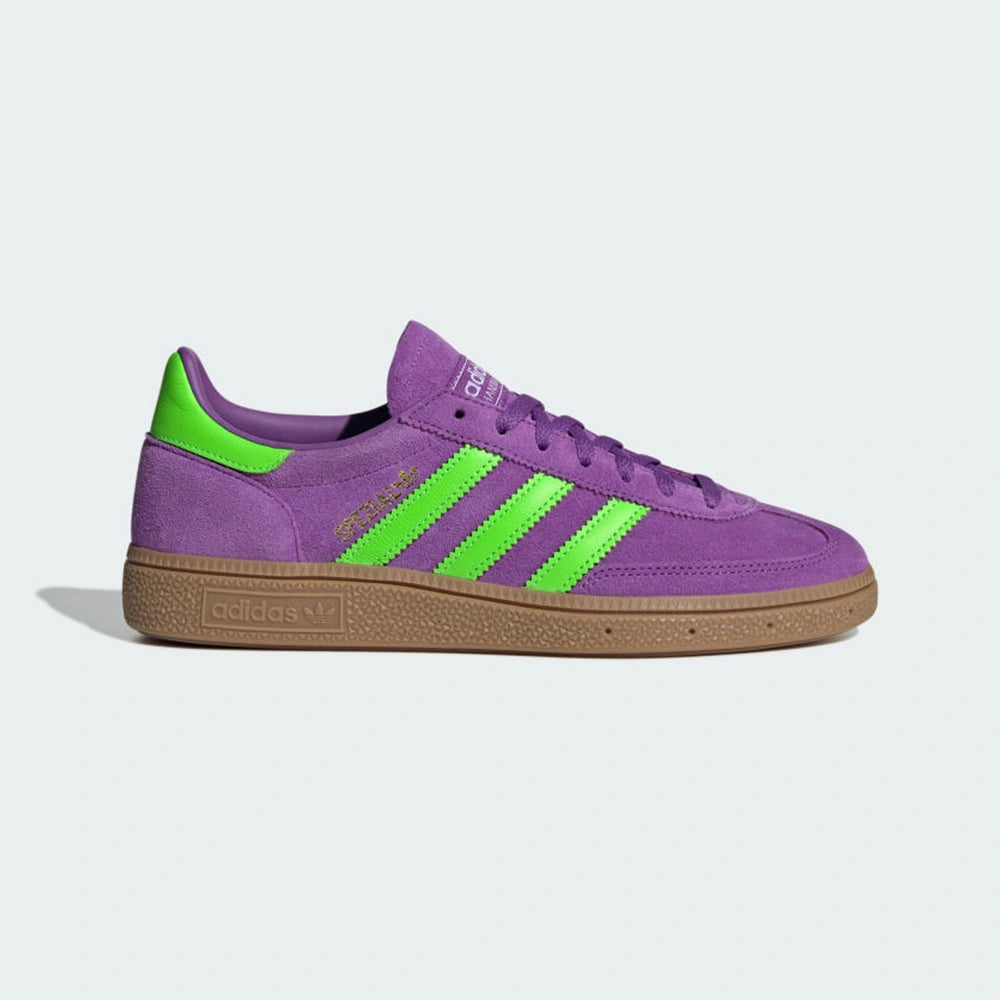 Lila und grüner Adidas Spezial Sneaker JS0251 mit Wildlederstruktur, Logo an der Seite und brauner Gummisohle.