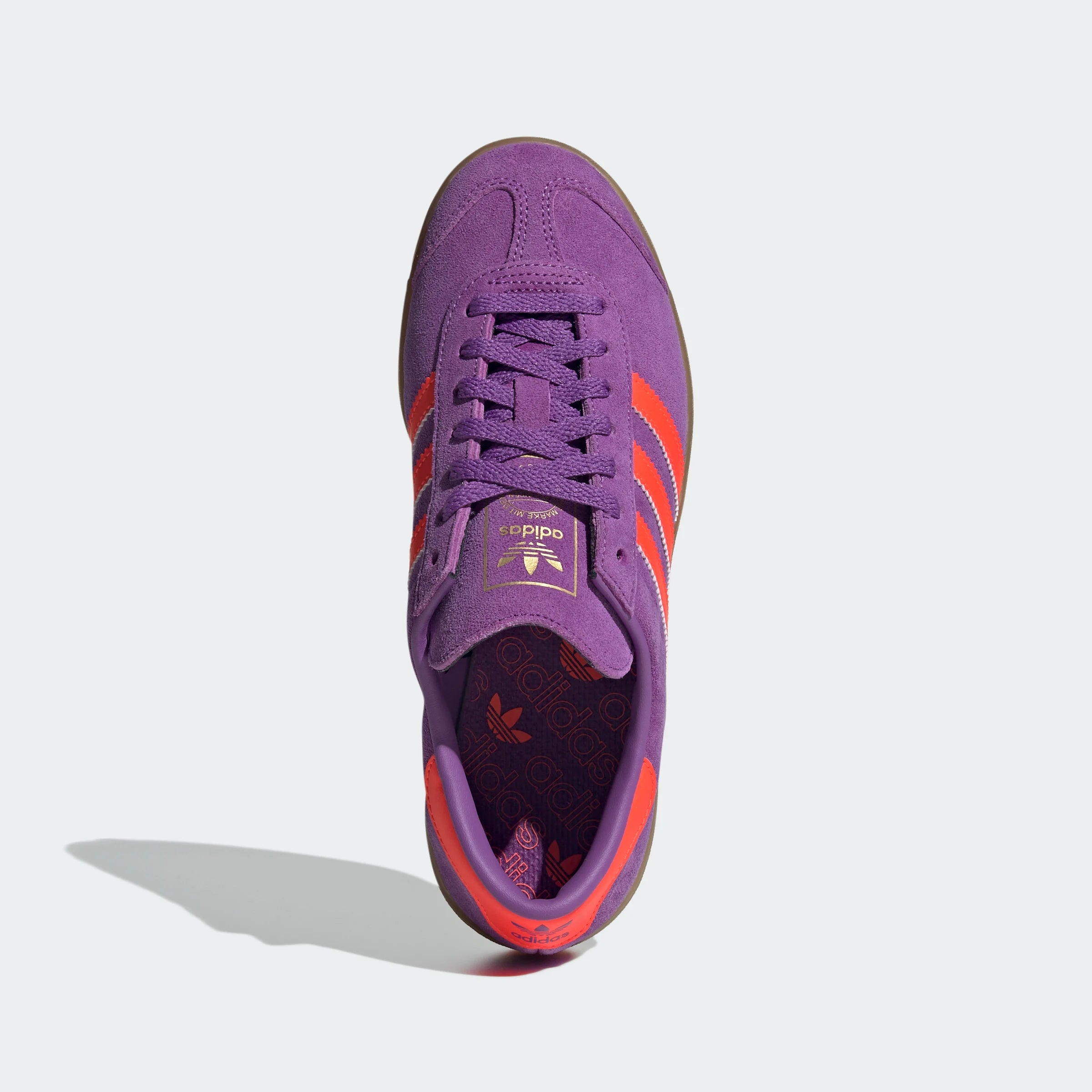 "Adidas Hamburg W in Active Purple/Solar Red/Gold, JS0679, Retro Sneaker aus Wildleder, klassischer Sneaker mit bunten Streifen, goldenes Logo."