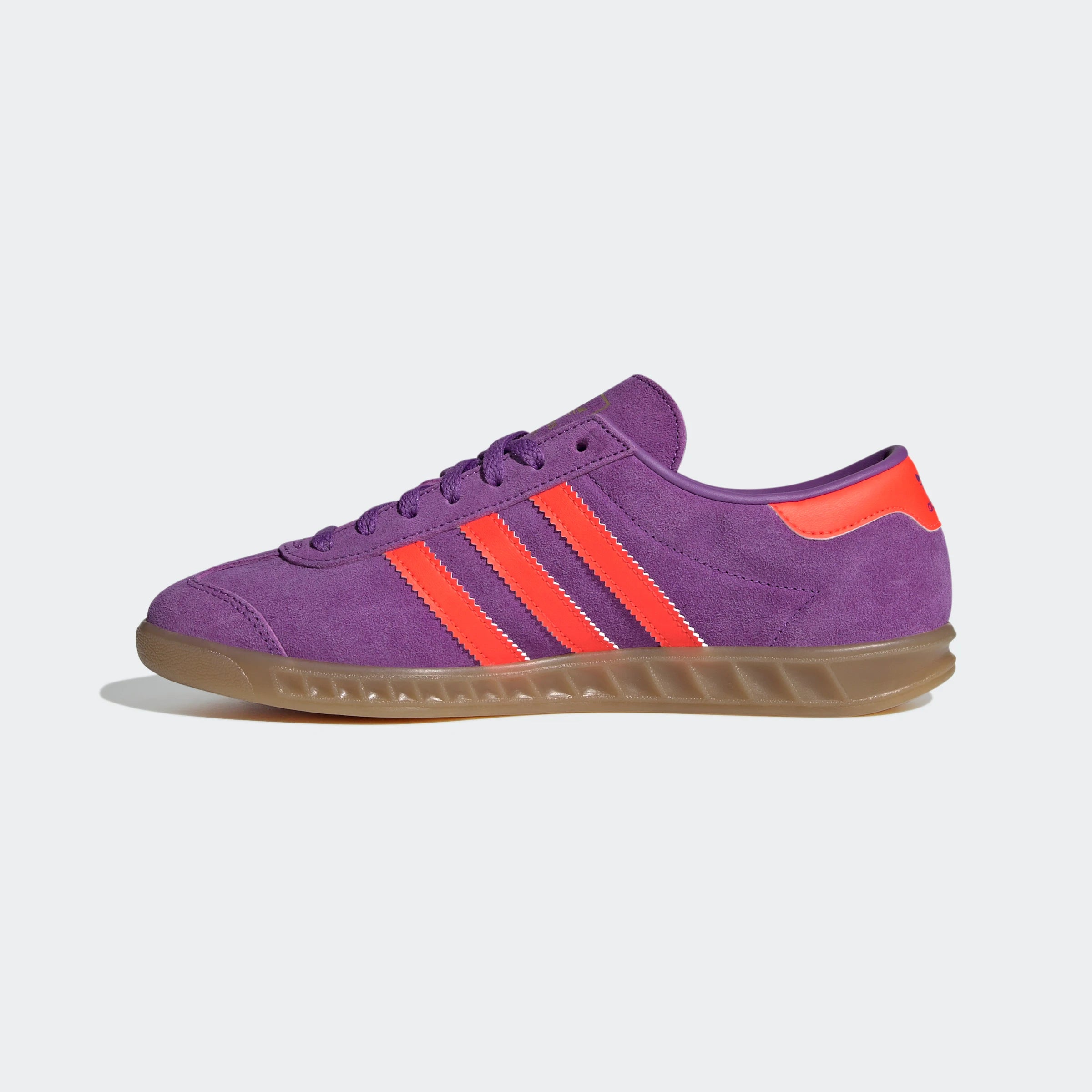 "Adidas Hamburg W in Active Purple/Solar Red/Gold, JS0679, Retro Sneaker aus Wildleder, klassischer Sneaker mit bunten Streifen, goldenes Logo."