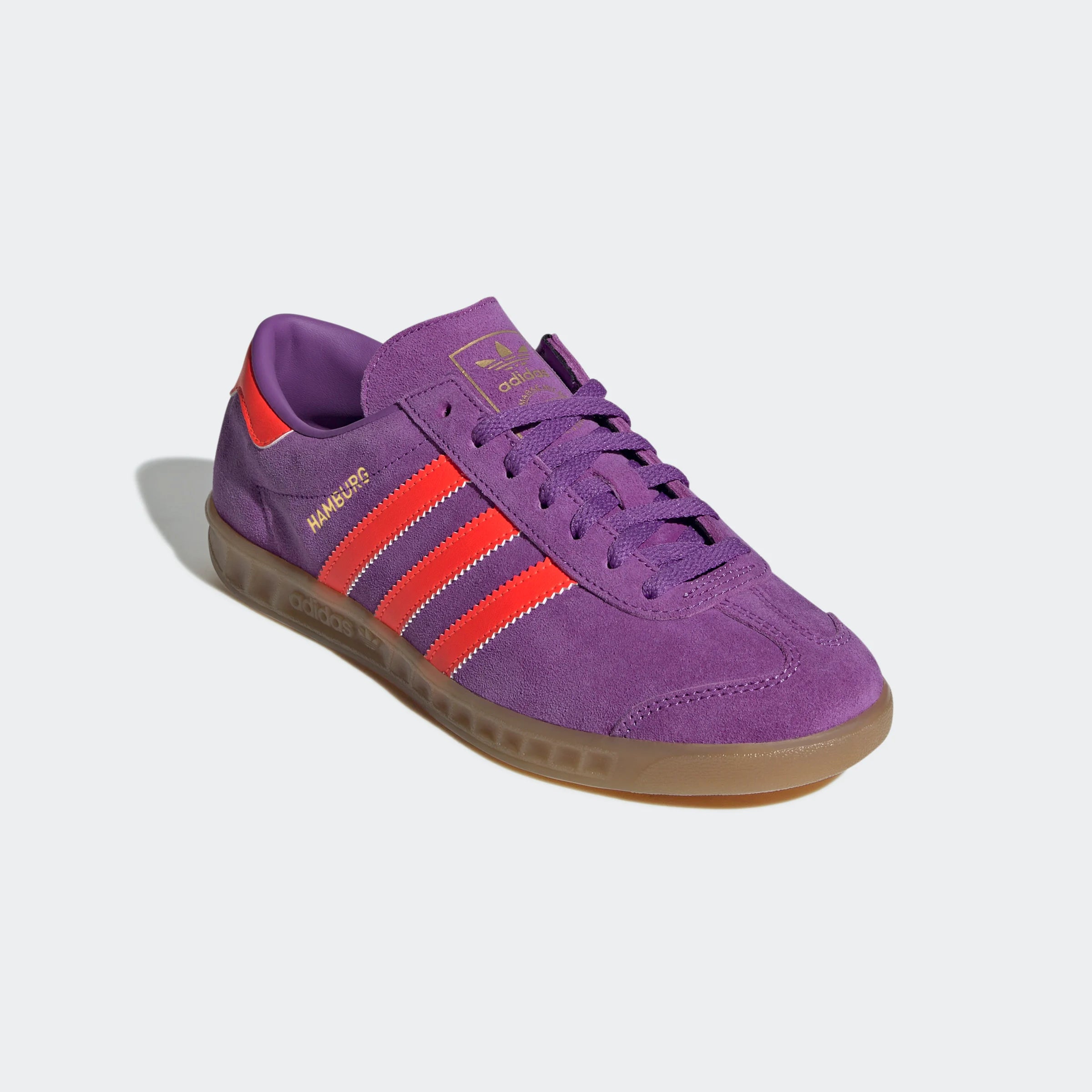 "Adidas Hamburg W in Active Purple/Solar Red/Gold, JS0679, Retro Sneaker aus Wildleder, klassischer Sneaker mit bunten Streifen, goldenes Logo."
