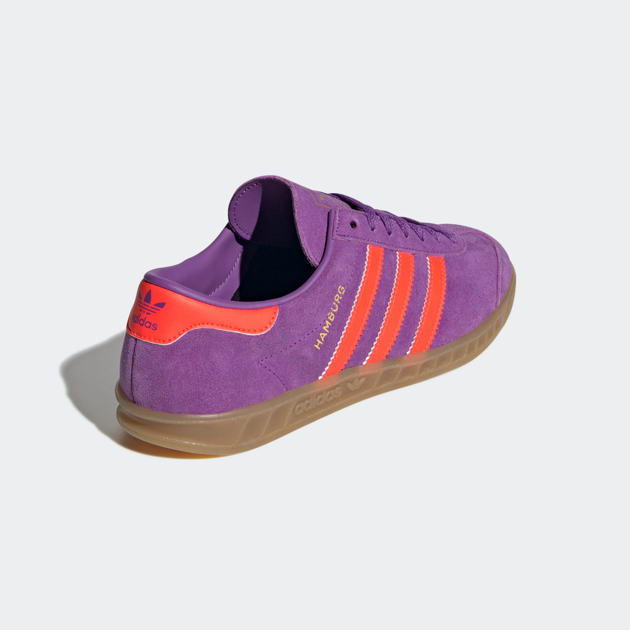 "Adidas Hamburg W in Active Purple/Solar Red/Gold, JS0679, Retro Sneaker aus Wildleder, klassischer Sneaker mit bunten Streifen, goldenes Logo."
