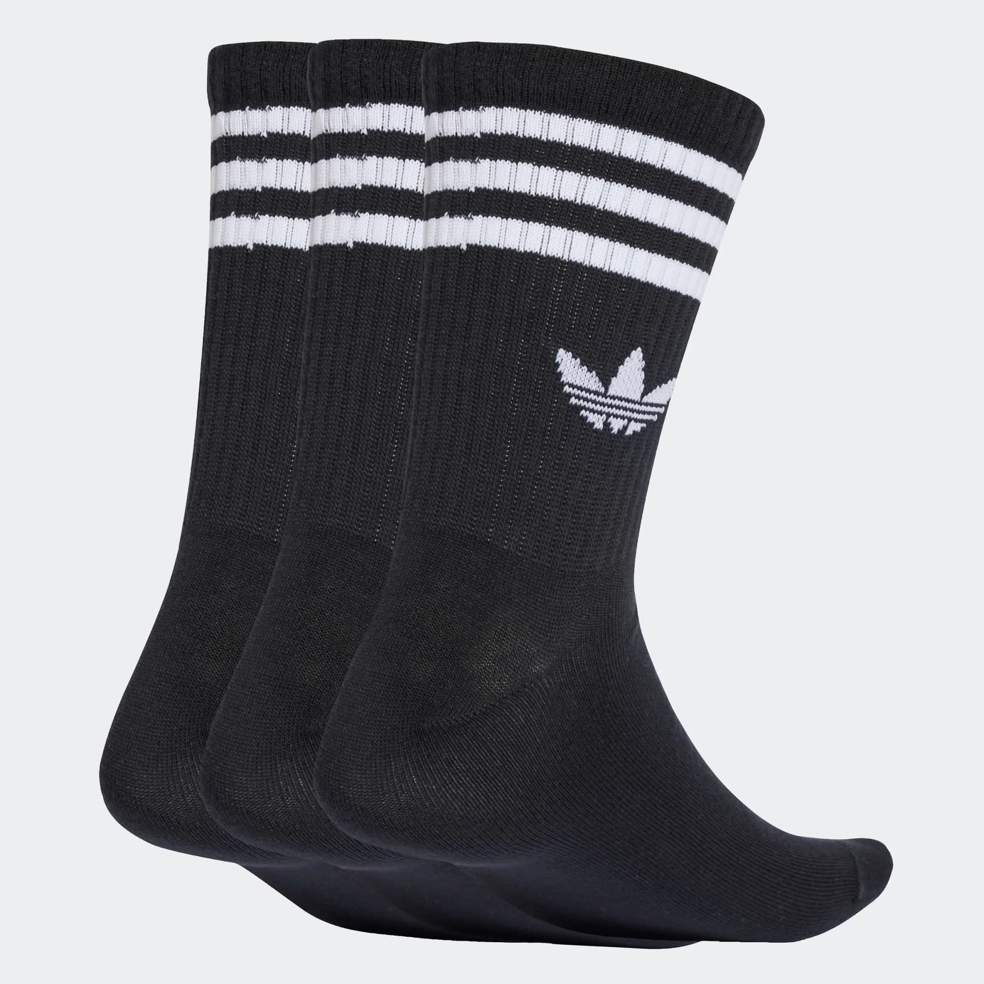 “adidas Originals 3-Stripes Crew Socks im 3er Pack in Schwarz – Fokus auf die weißen Streifen und das Logo bei Stickabush.“