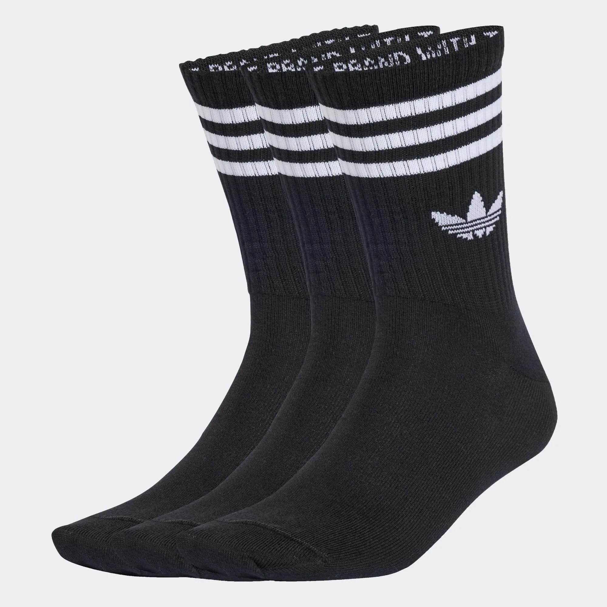 “adidas Originals 3-Stripes Crew Socks im 3er Pack in Schwarz – Fokus auf die weißen Streifen und das Logo bei Stickabush.“