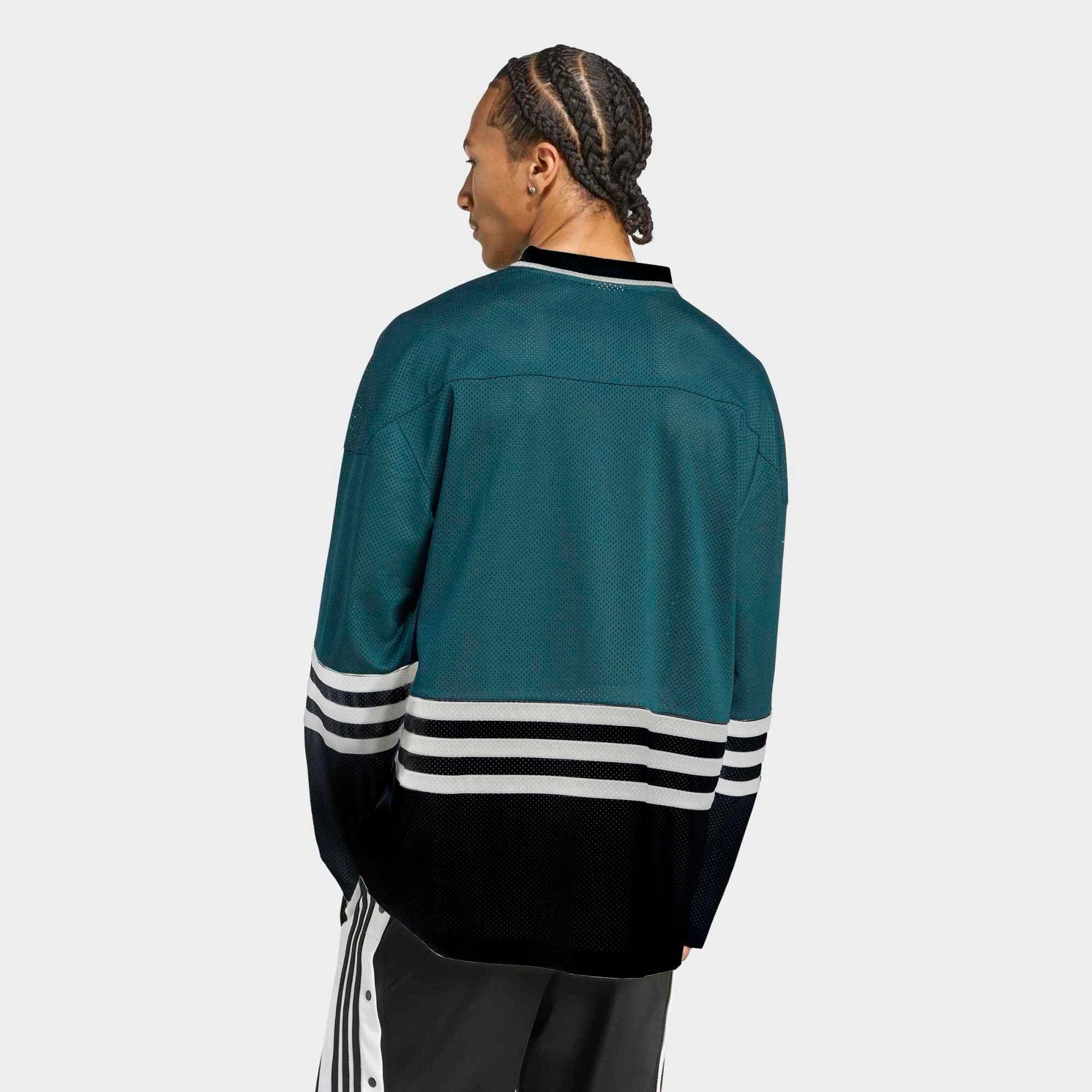 "Grünes adidas Originals Hockey Jersey (Aurora Ivy) mit V-Ausschnitt, weißen Kontraststreifen und Trefoil-Logo auf der Brust bei Stickabush Berlin."