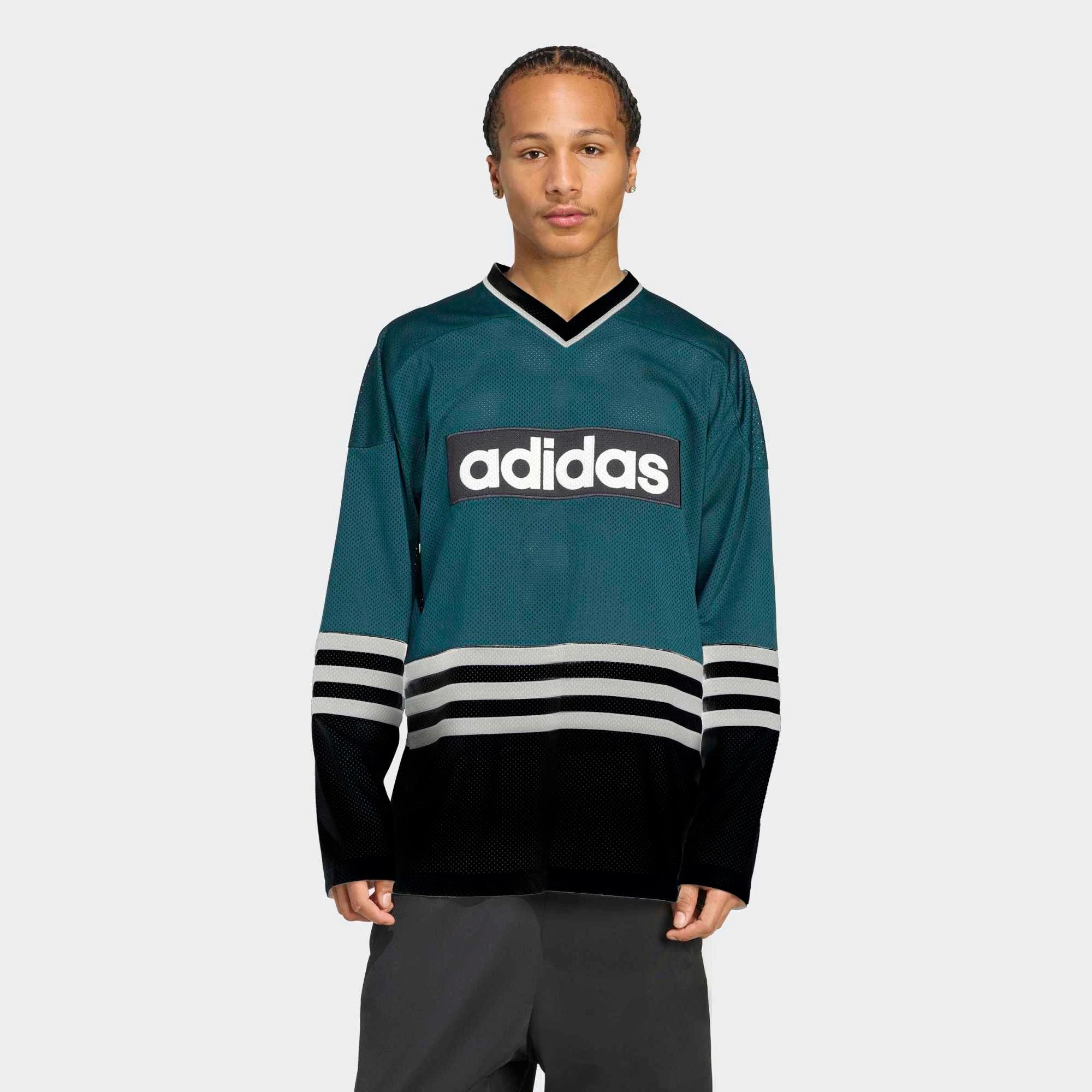 "Grünes adidas Originals Hockey Jersey (Aurora Ivy) mit V-Ausschnitt, weißen Kontraststreifen und Trefoil-Logo auf der Brust bei Stickabush Berlin."